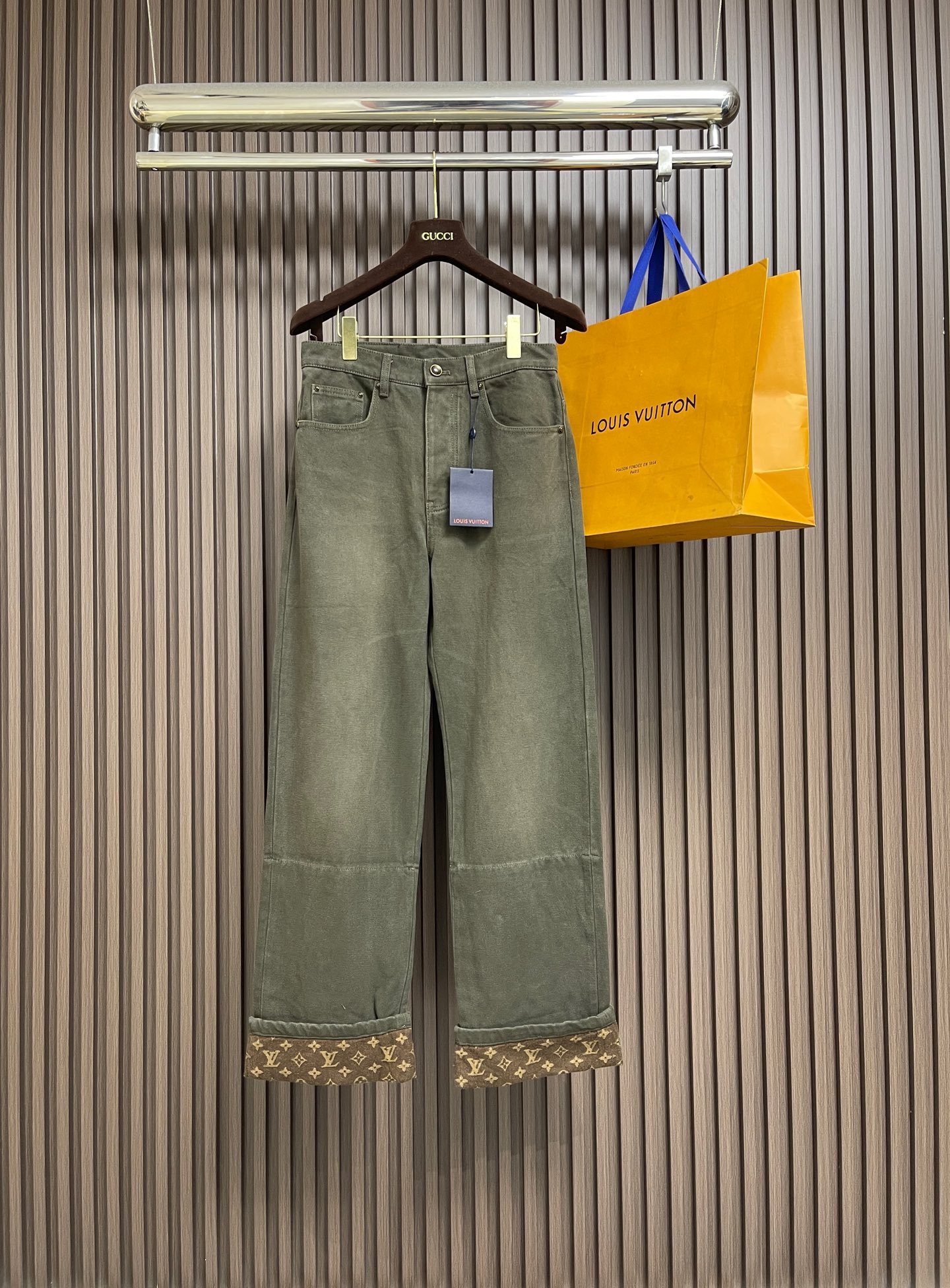 NO:745896,LV 2026ss Monogram jacquard cuffed jeans, custom-dyed high-weight ounce twill beaded sail denim fabric, cloud velvet cotton bag cloth, trouser legs spliced cuffed Monogram jacquard fabric, jacquard details are aligned, the washing process uses heavy fermentation to wash colors, spray horse and other multiple processes, custom-made bronze I-shaped buckle, back waist suede leather brand embossed checkerboard pattern. Size 28-30-32-34-36  Size 28, waist 76, hip 100, length 115, size 30, waist 80, hip 104, length 116.5, size 32, waist 84, size 32, length 118, size 34, waist 88, size 34, waist 88, size 112, length 119.5, size 36, waist 92, size 116, length 121, louis vuitton,jeans,chamois  leather,19860909LV 2026ss Monogram 提花翻边牛仔裤,定制定染高克重盎斜纹珠帆牛仔面料,云绒棉袋布,裤腿拼接翻边Monogram提花面料,提花细节对位,洗水工艺采用重酵洗炒花色,喷马骝等等多工艺结合,定制古铜工字扣,后腰麂皮皮牌压棋盘格纹图案.尺码28-30-32-34-36 28码腰围76 臀围100 裤长115 30码腰围80 臀围104 裤长116.5 32码腰围84 臀围108 裤长118 34码腰围88 臀围112裤长119.5 36码腰围92 臀围116裤长121,,louis vuitton,jeans,chamois leather,,Men's clothing