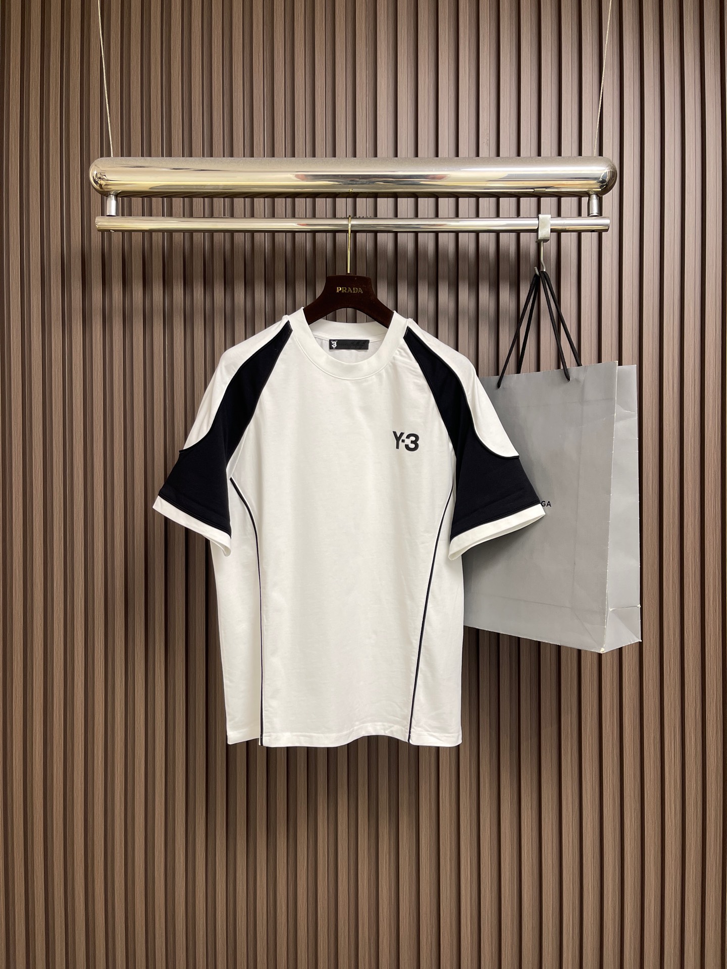 NO:745858,Y3 2026SS early spring new functional style black and white splicing wide version short-sleeved T-shirt, the pattern design is full of accent on the upper body, and the cutting process is neat and neat!  Both upper body comfort and fit are unparalleled. Sizes M-3XL M-size shoulder width 50, bust 110 length 69.5 L size shoulder width 51.5 bust 114 length 71 XL size shoulder width 53 bust 118 length 72.5 XXL size shoulder width 54.5 bust 122 length 74  Clothing length 75.5,,T-shirt,tees,t-shirt,19860909Y3 2026SS早春新款机能风黑白拼接款阔版短袖T恤,版型设计上身腔调十足,裁剪工艺走线工整！无论是上身舒适度还是版型都是无可比拟的存在.尺码M-3XL M码肩宽50 胸围110 衣长69.5 L码 肩宽51.5胸围114 衣长71 XL码 肩宽53 胸围118 衣长72.5 XXL码肩宽54.5胸围122 衣长74 XXXL码 肩宽56胸围126 衣长75.5,,T-shirt,tees，t-shirt,,Men's clothing