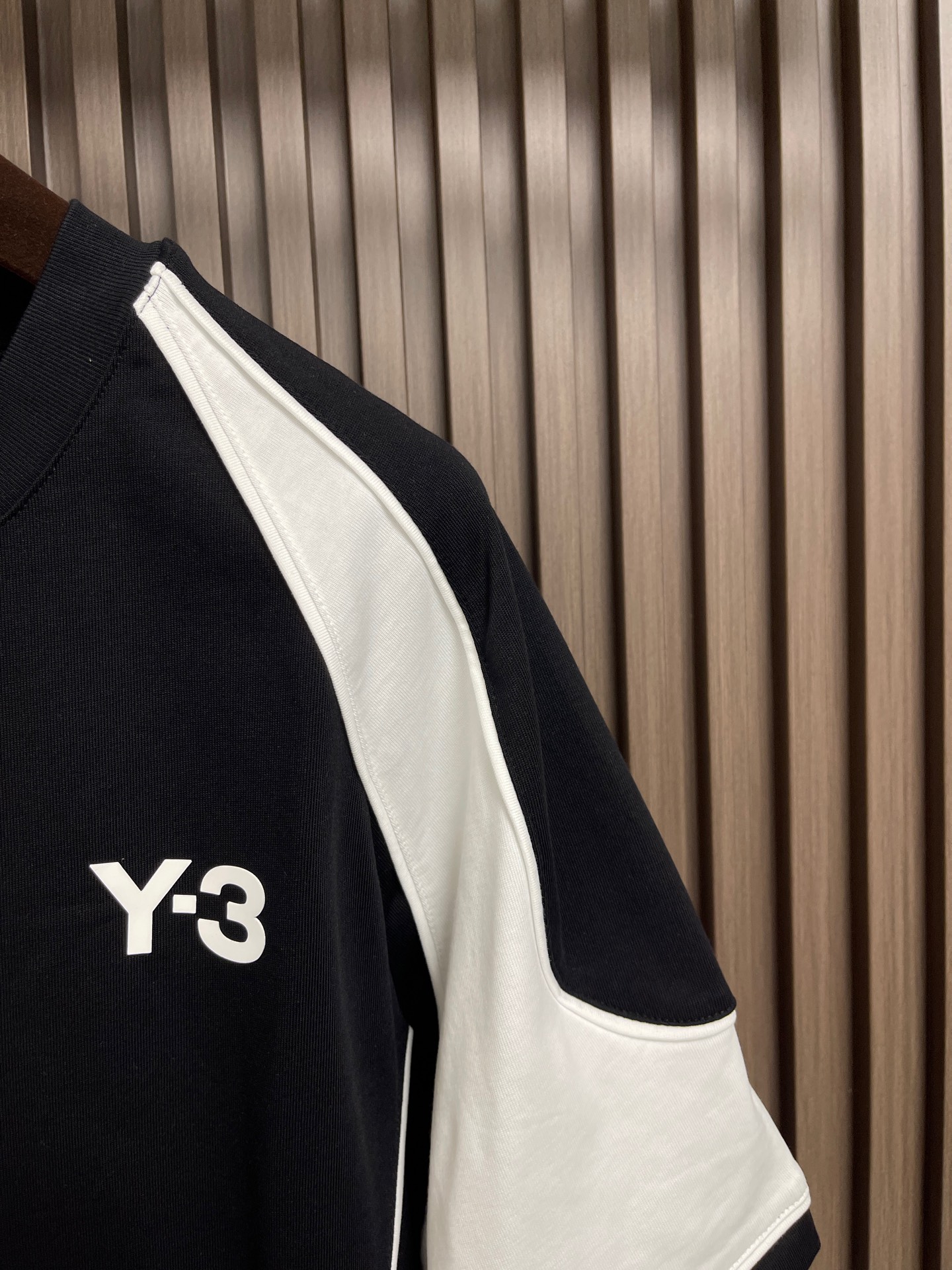 🛒🛒Y3 2026SS早春新款机能风黑白拼接款阔版短袖T恤，版型设计上身腔调十足，裁剪工艺走线工整！无论