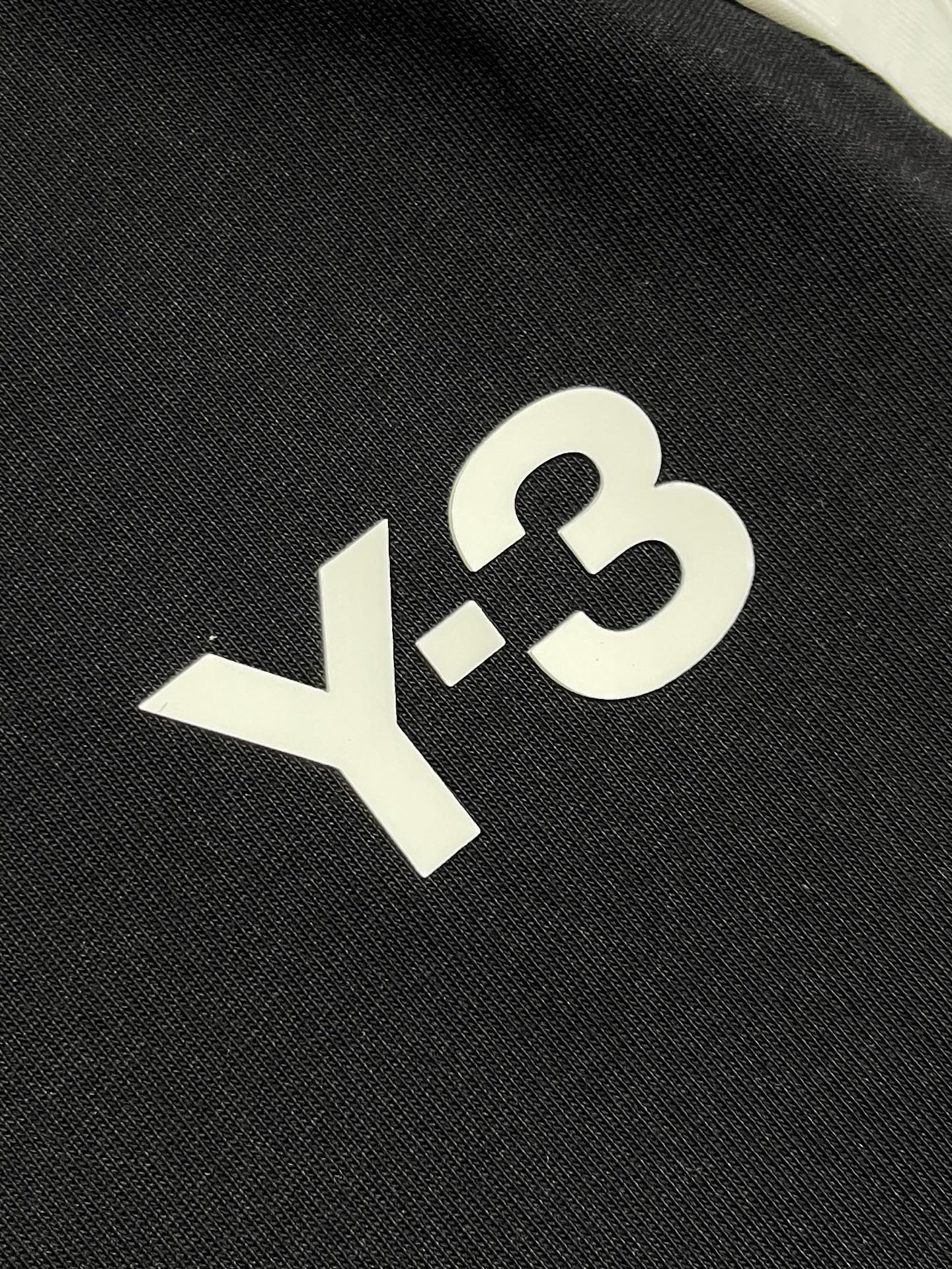 🛒🛒Y3 2026SS早春新款机能风黑白拼接款阔版短袖T恤，版型设计上身腔调十足，裁剪工艺走线工整！无论