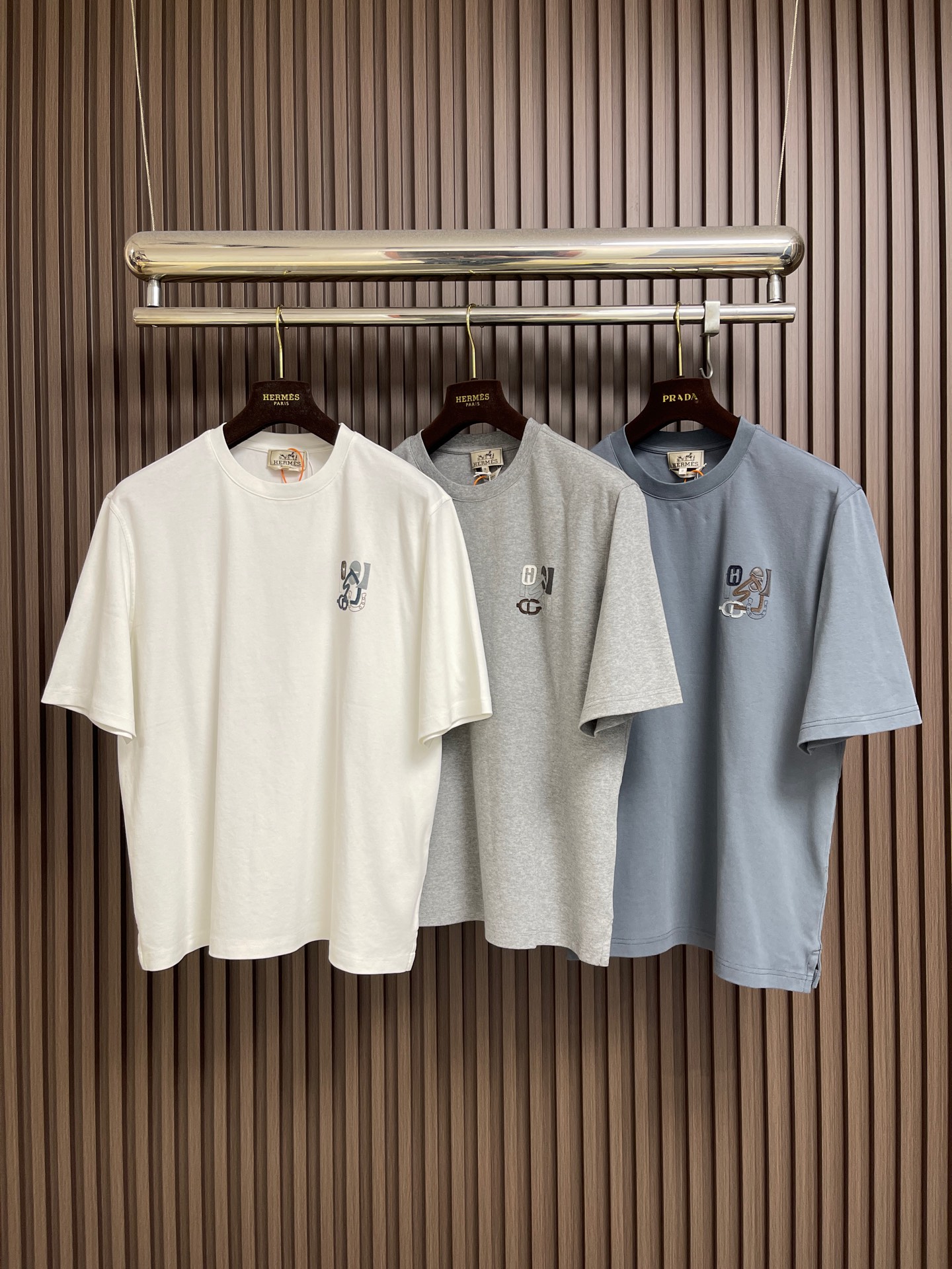 🛒🛒Hermes Paris 贴饰皮革短袖T恤，定制双面奥棉精纺纱面料 细腻柔软舒适贴肤 以高级雾面灰为