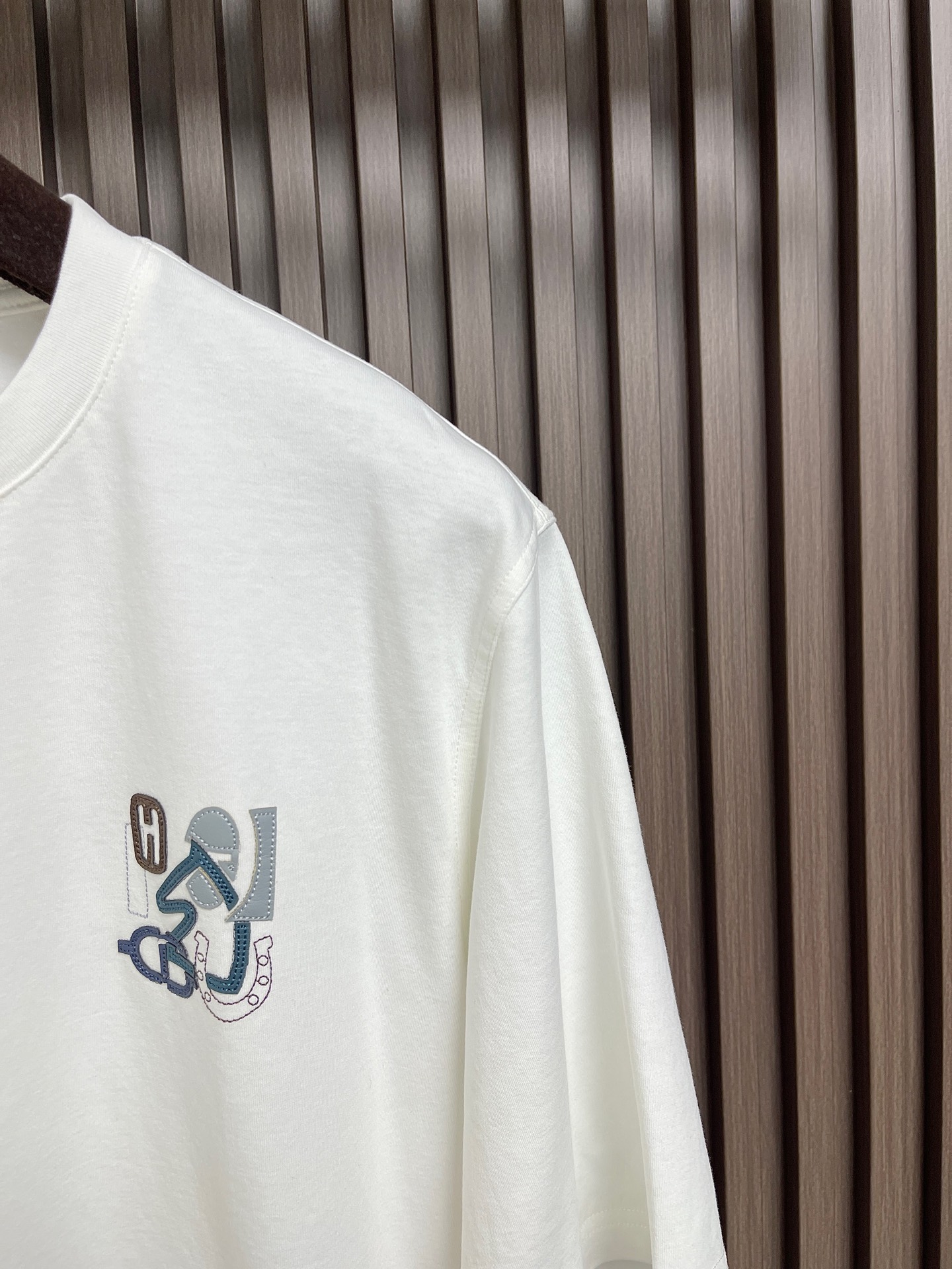 🛒🛒Hermes Paris 贴饰皮革短袖T恤，定制双面奥棉精纺纱面料 细腻柔软舒适贴肤 以高级雾面灰为
