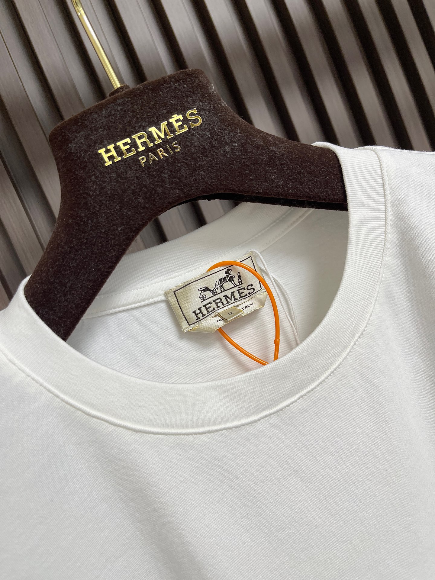 🛒🛒Hermes Paris 贴饰皮革短袖T恤，定制双面奥棉精纺纱面料 细腻柔软舒适贴肤 以高级雾面灰为