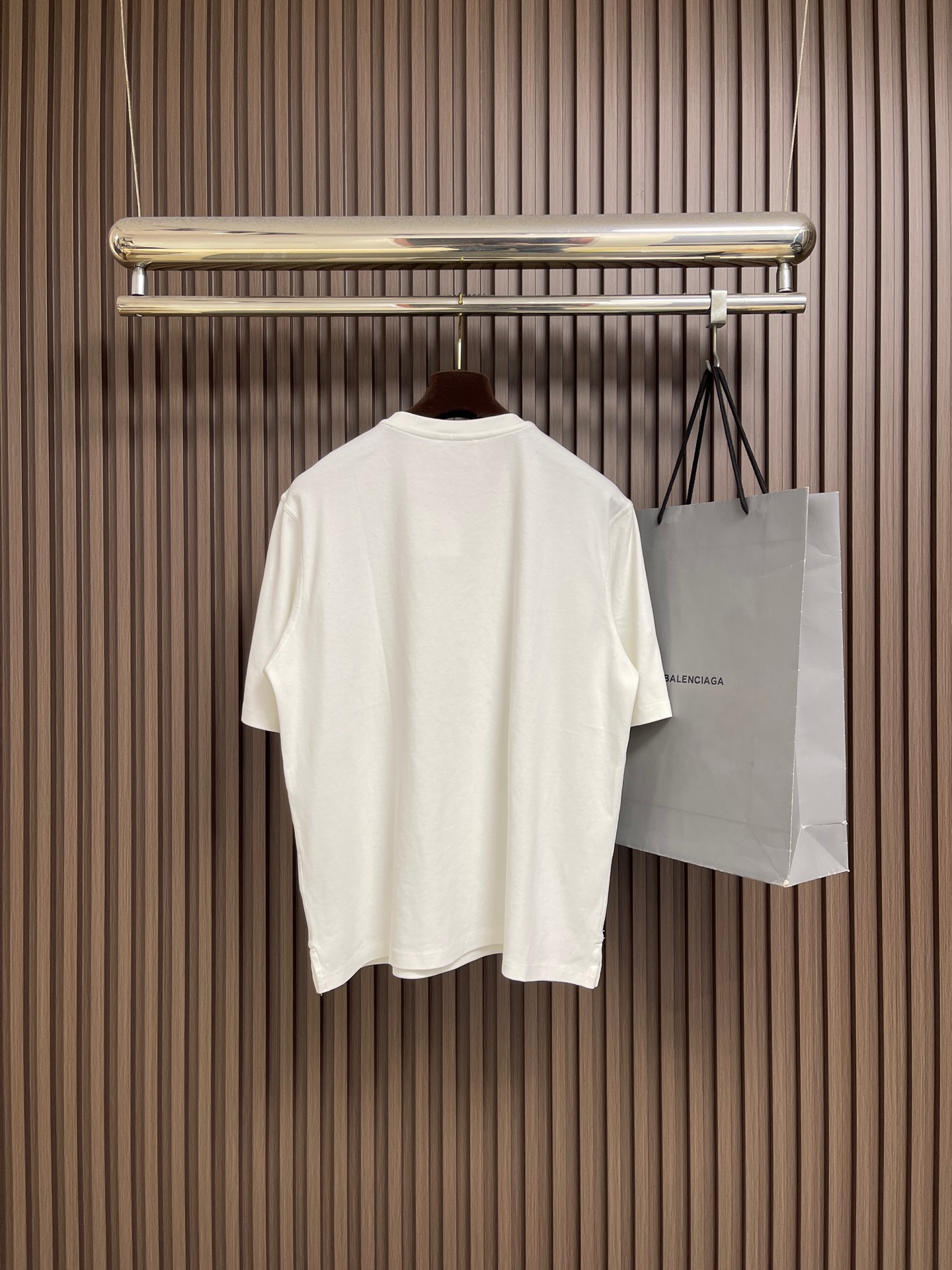 🛒🛒Hermes Paris 贴饰皮革短袖T恤，定制双面奥棉精纺纱面料 细腻柔软舒适贴肤 以高级雾面灰为