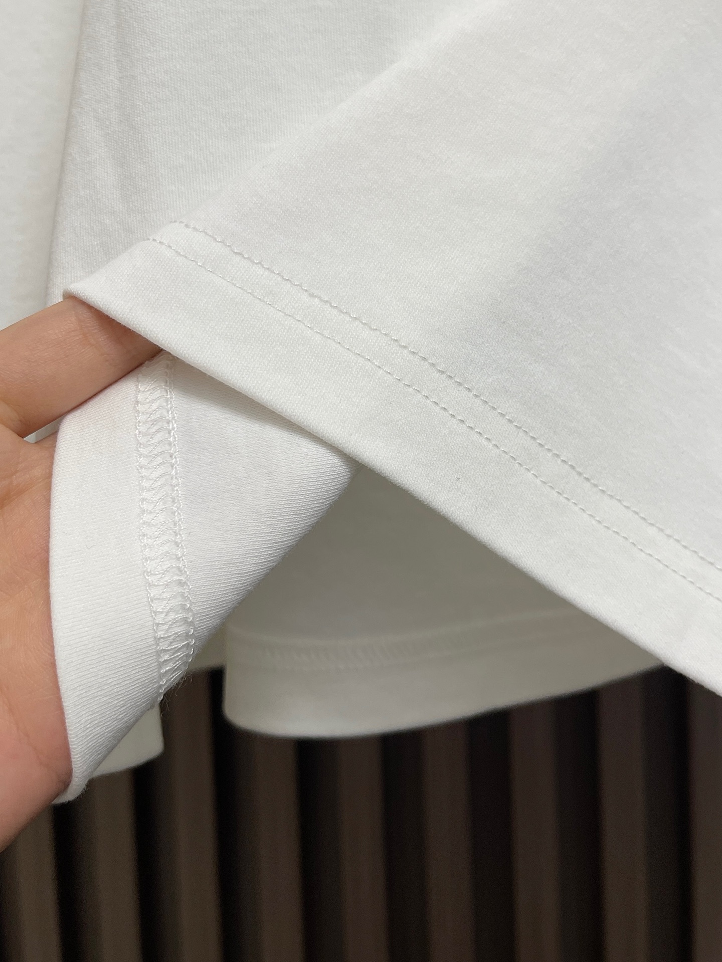 🛒🛒Hermes Paris 贴饰皮革短袖T恤，定制双面奥棉精纺纱面料 细腻柔软舒适贴肤 以高级雾面灰为