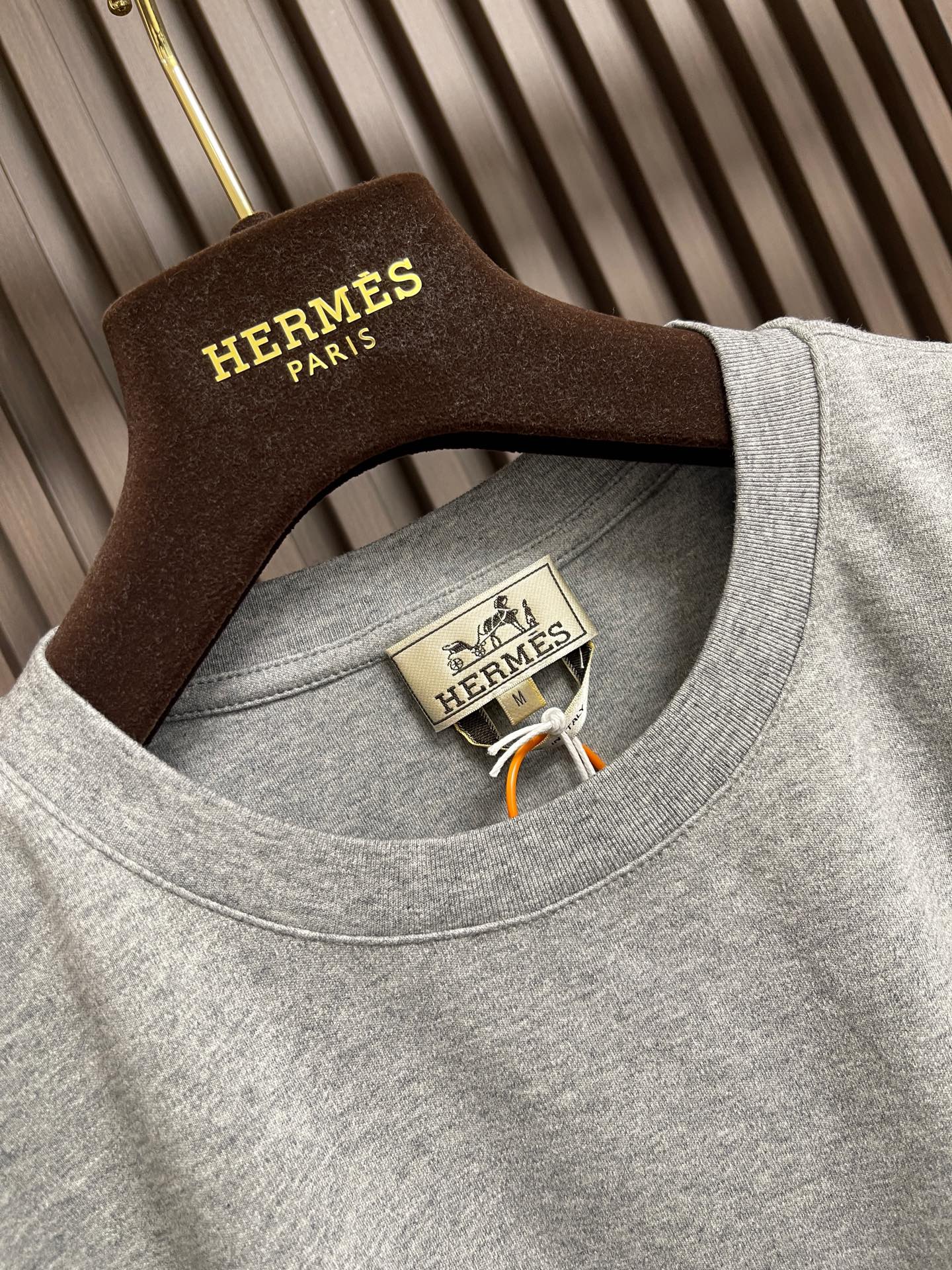 🛒🛒Hermes Paris 贴饰皮革短袖T恤，定制双面奥棉精纺纱面料 细腻柔软舒适贴肤 以高级雾面灰为