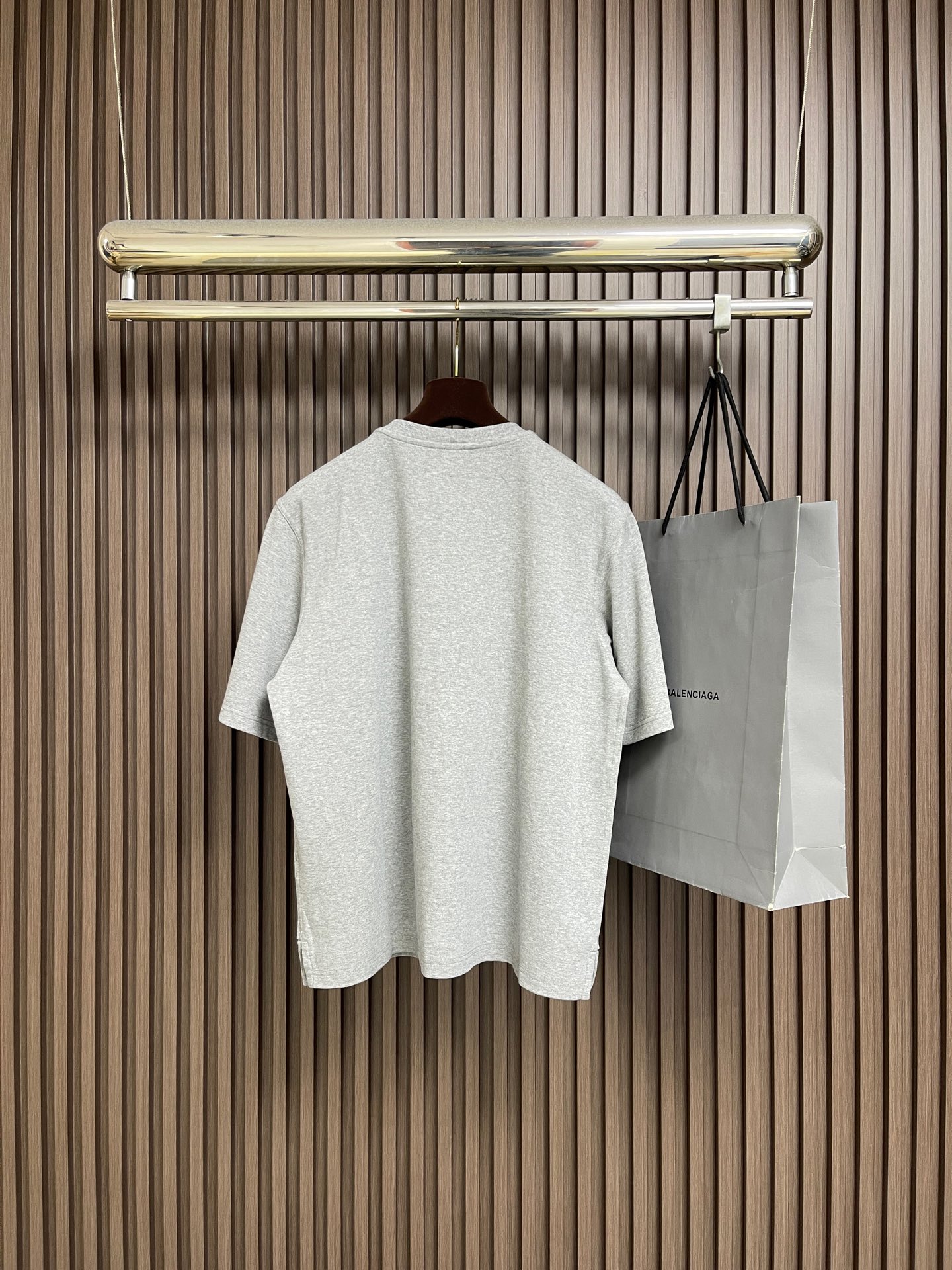 🛒🛒Hermes Paris 贴饰皮革短袖T恤，定制双面奥棉精纺纱面料 细腻柔软舒适贴肤 以高级雾面灰为