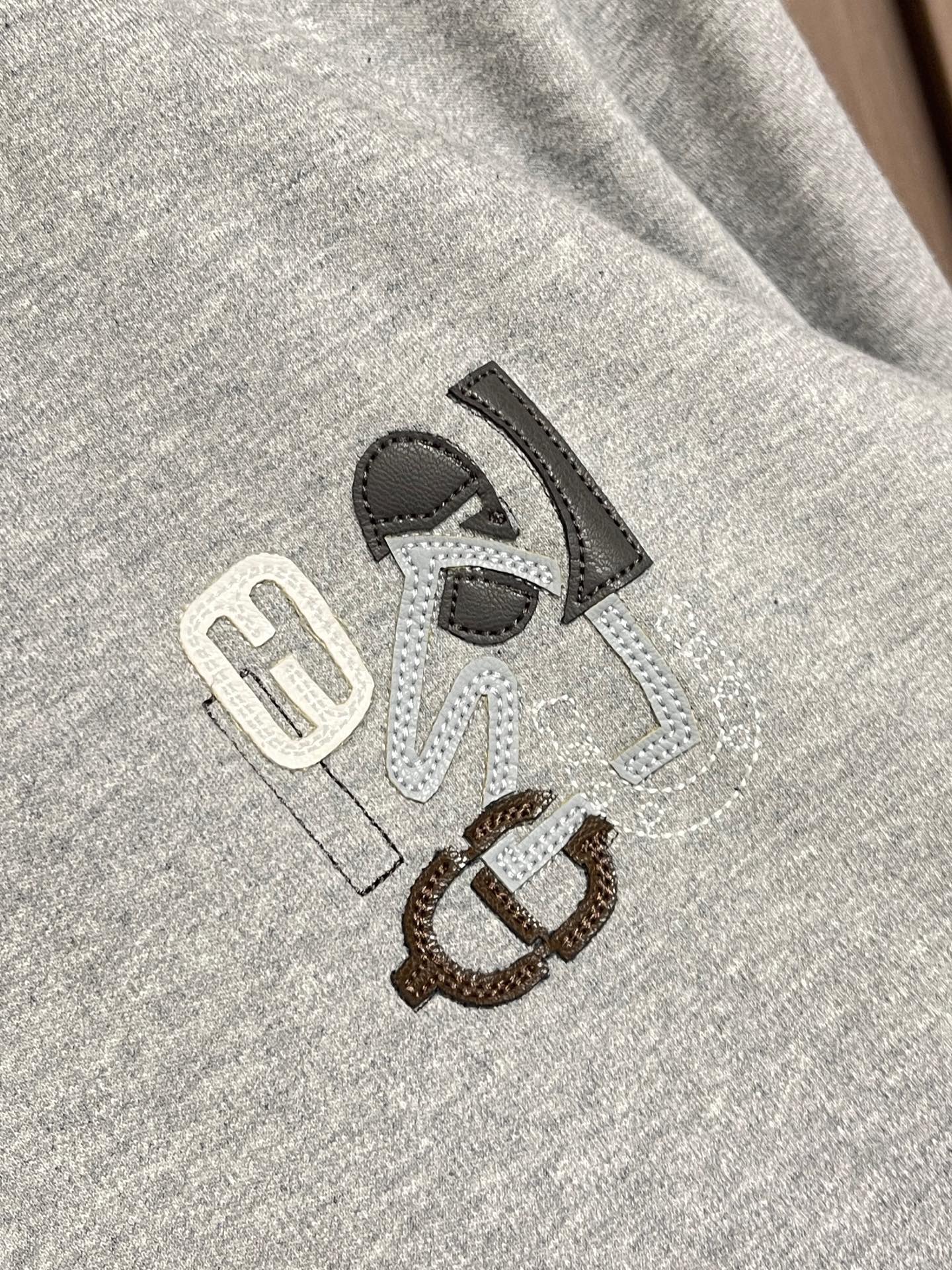 🛒🛒Hermes Paris 贴饰皮革短袖T恤，定制双面奥棉精纺纱面料 细腻柔软舒适贴肤 以高级雾面灰为