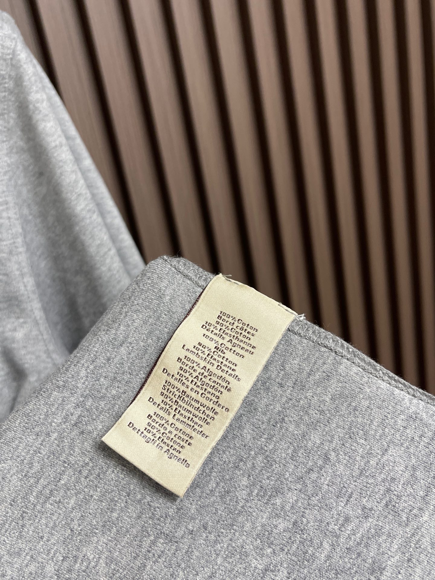 🛒🛒Hermes Paris 贴饰皮革短袖T恤，定制双面奥棉精纺纱面料 细腻柔软舒适贴肤 以高级雾面灰为