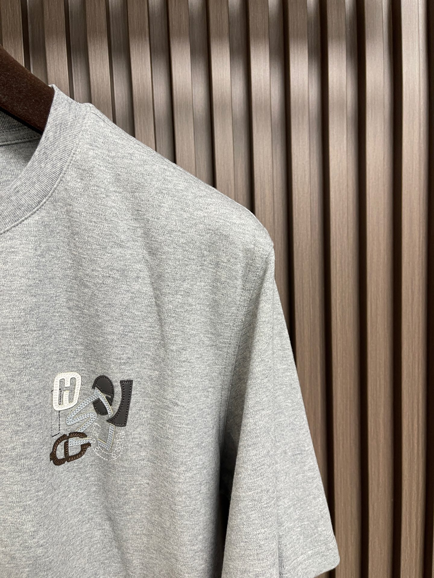 🛒🛒Hermes Paris 贴饰皮革短袖T恤，定制双面奥棉精纺纱面料 细腻柔软舒适贴肤 以高级雾面灰为