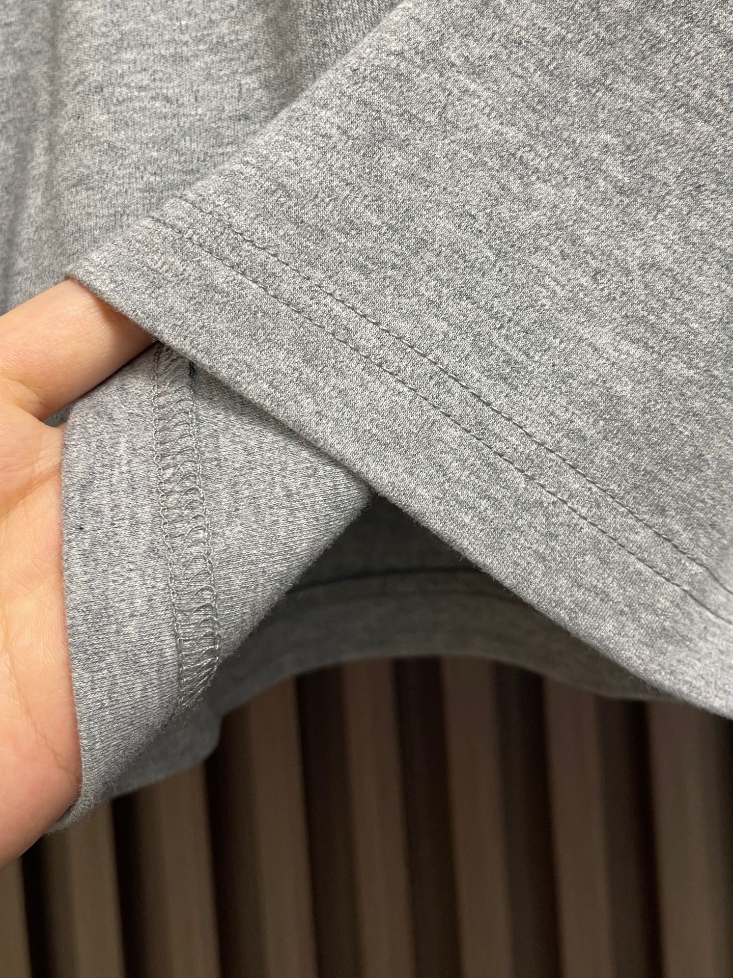 🛒🛒Hermes Paris 贴饰皮革短袖T恤，定制双面奥棉精纺纱面料 细腻柔软舒适贴肤 以高级雾面灰为