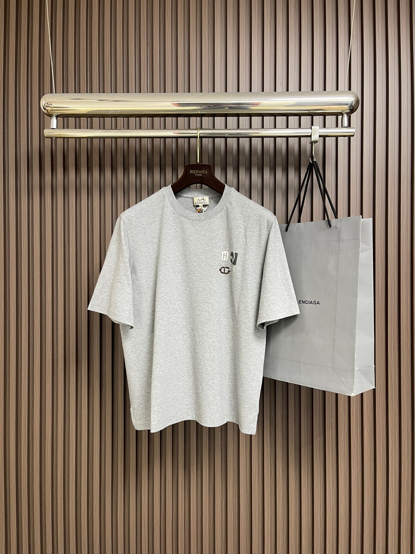 🛒🛒Hermes Paris 贴饰皮革短袖T恤，定制双面奥棉精纺纱面料 细腻柔软舒适贴肤 以高级雾面灰为