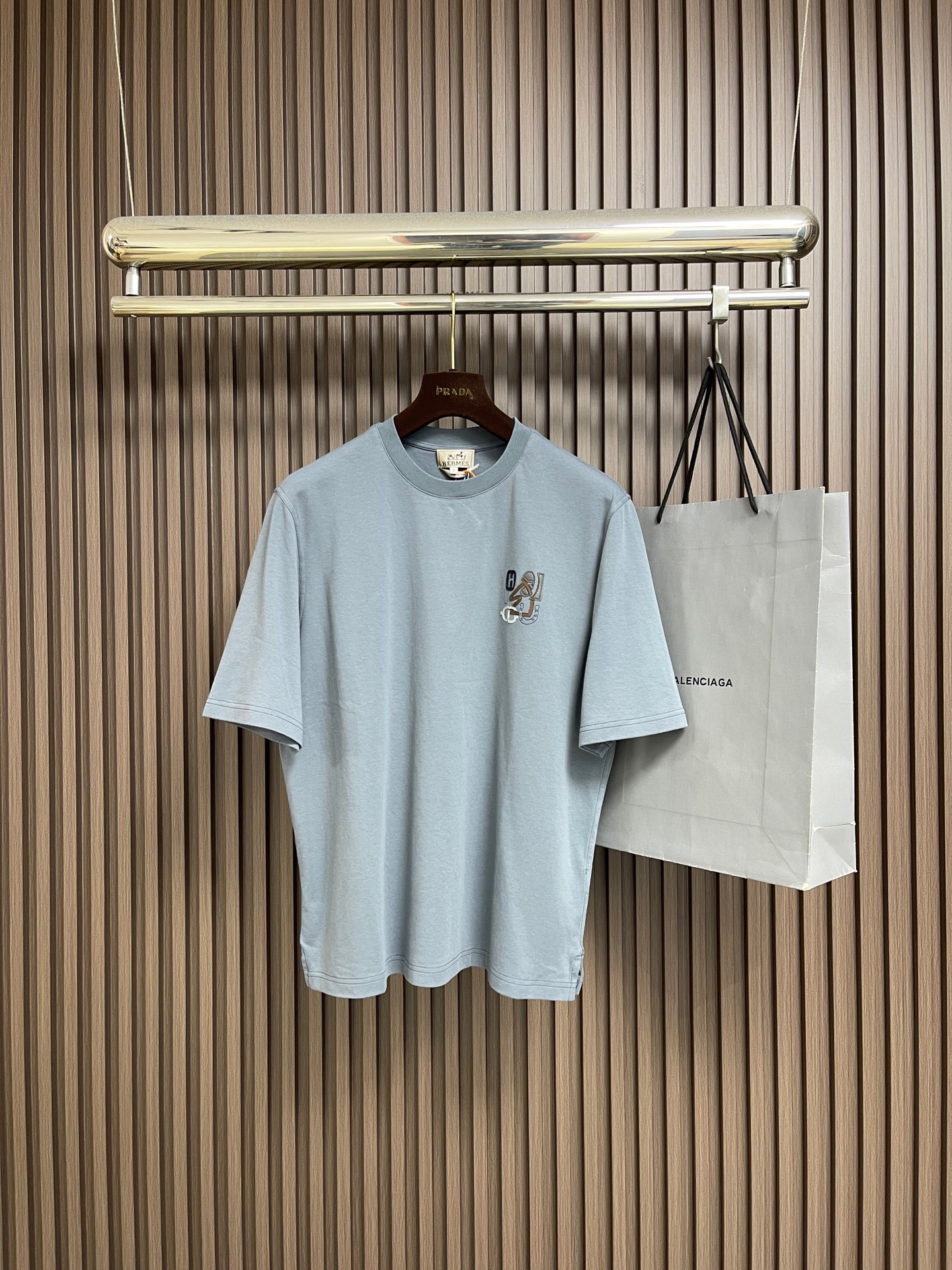 🛒🛒Hermes Paris 贴饰皮革短袖T恤，定制双面奥棉精纺纱面料 细腻柔软舒适贴肤 以高级雾面灰为