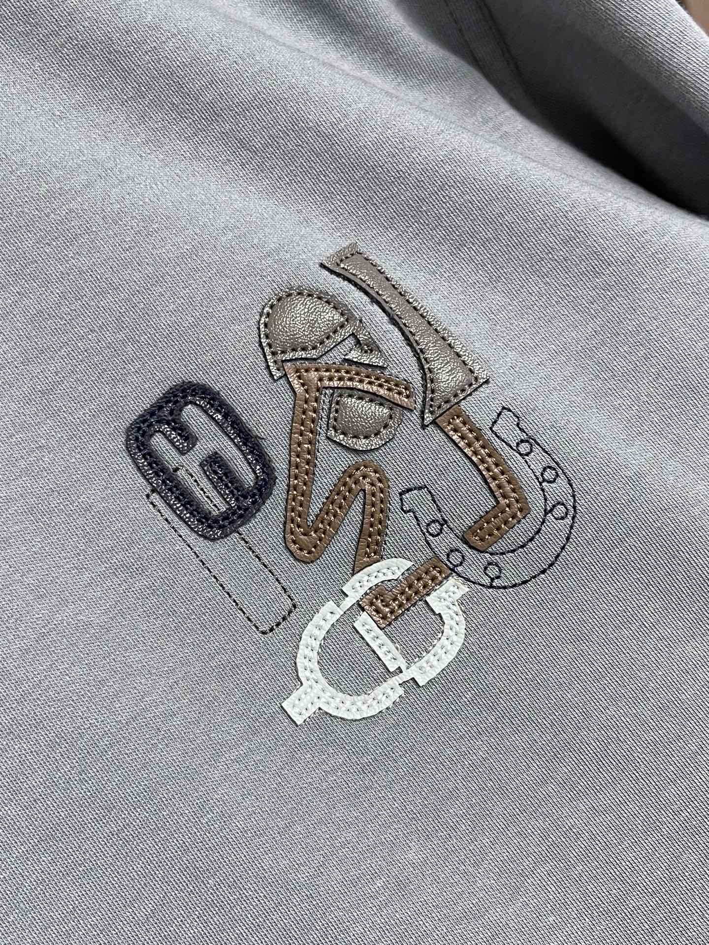 🛒🛒Hermes Paris 贴饰皮革短袖T恤，定制双面奥棉精纺纱面料 细腻柔软舒适贴肤 以高级雾面灰为
