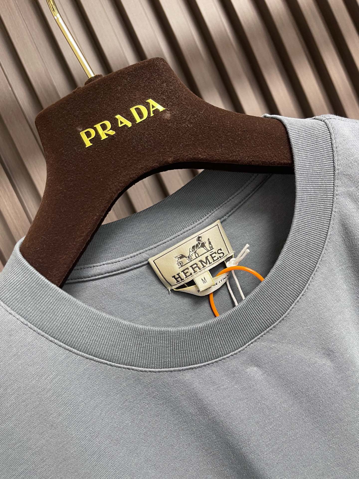 🛒🛒Hermes Paris 贴饰皮革短袖T恤，定制双面奥棉精纺纱面料 细腻柔软舒适贴肤 以高级雾面灰为