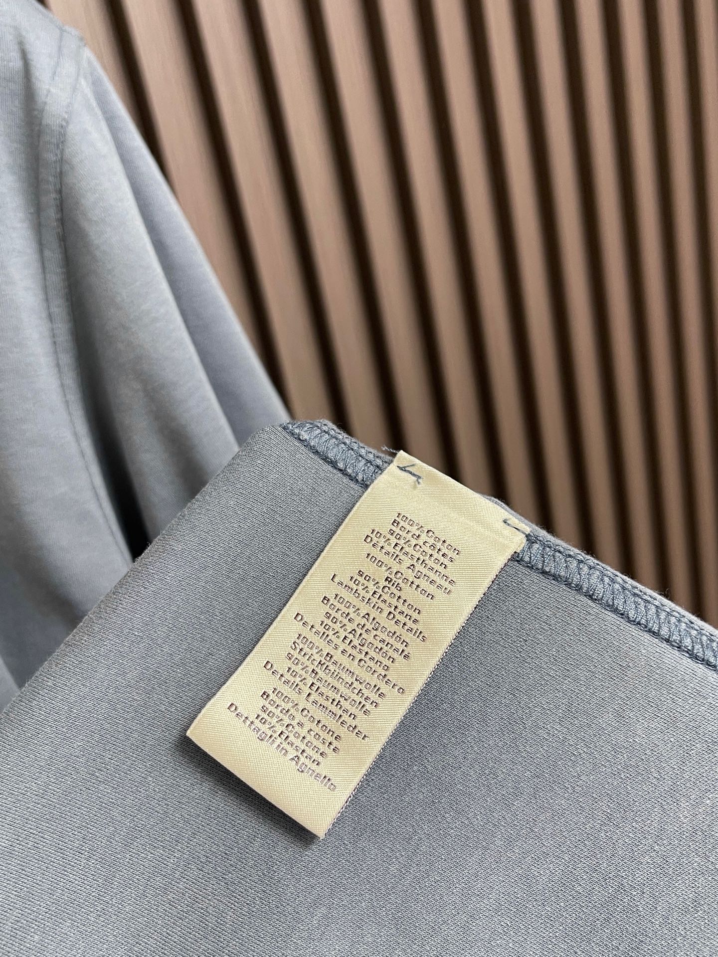 🛒🛒Hermes Paris 贴饰皮革短袖T恤，定制双面奥棉精纺纱面料 细腻柔软舒适贴肤 以高级雾面灰为