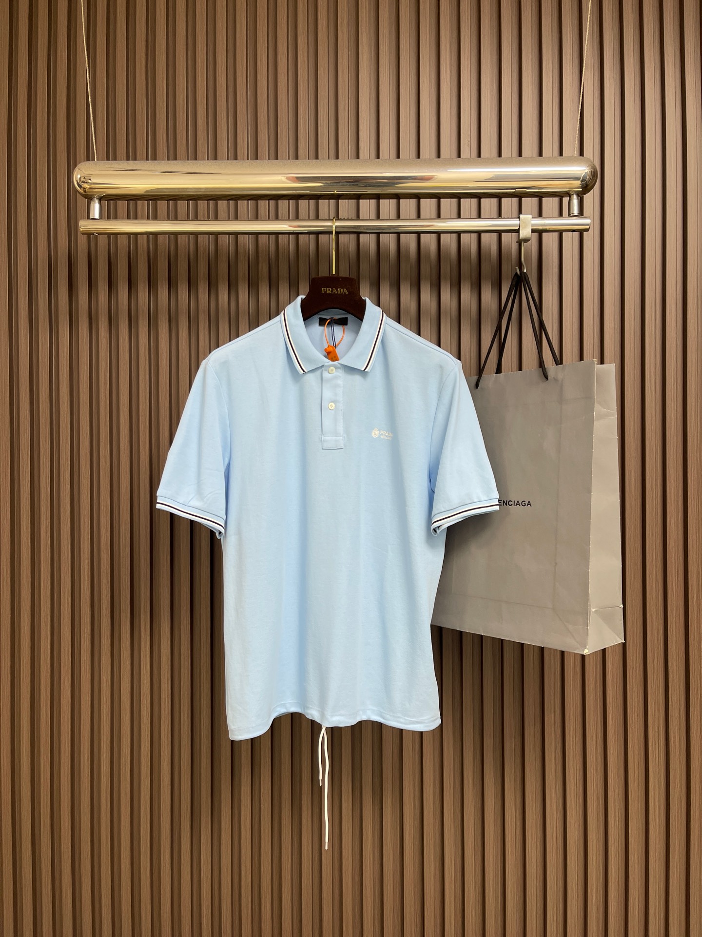 🛒🛒Prada 徽标刺绣抽绳Polo衫 定制粗颗纹路棉质帆布料 紧密细腻 高端精致 以糅合藏蓝与玄黑的低