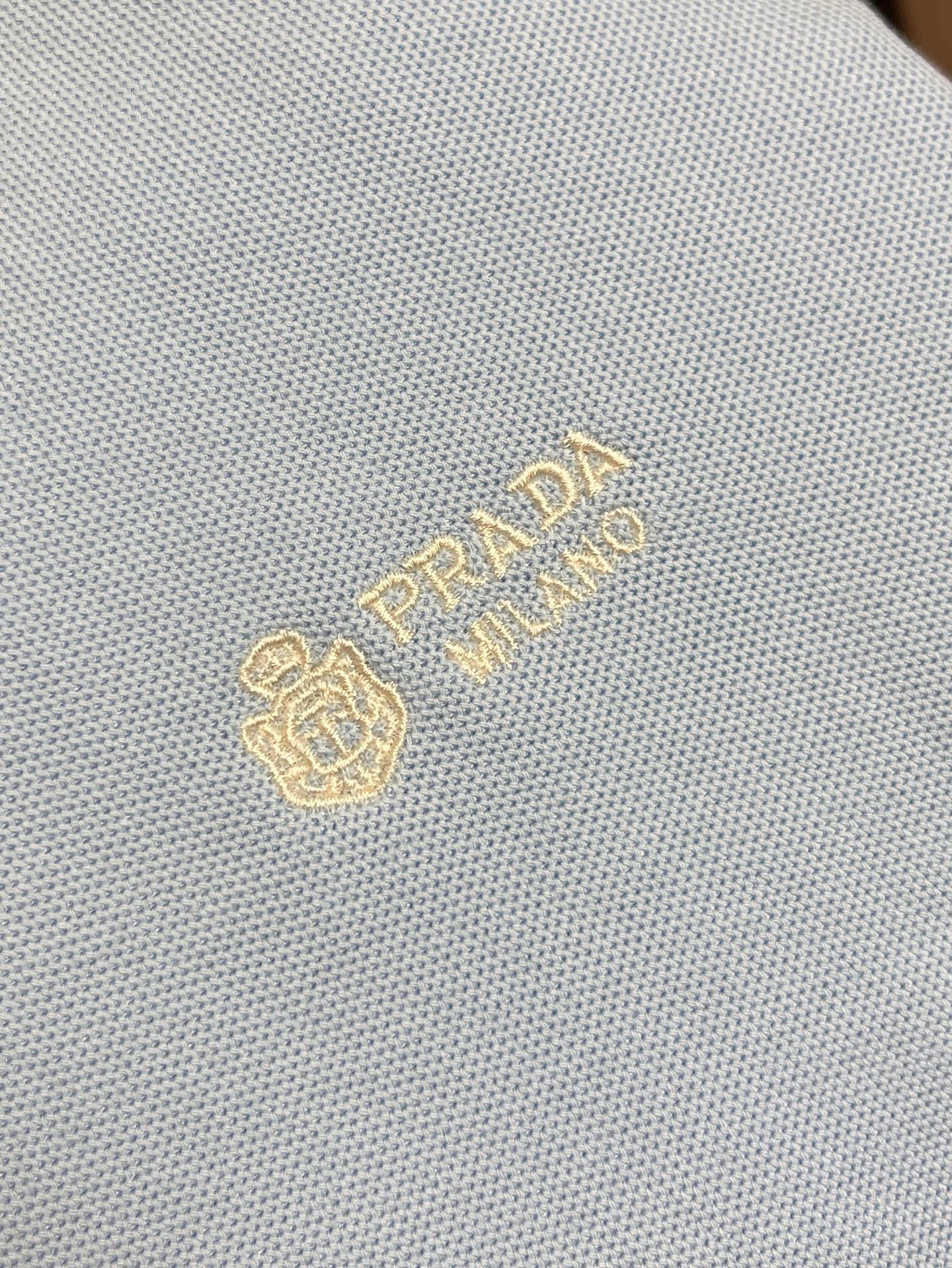 🛒🛒Prada 徽标刺绣抽绳Polo衫 定制粗颗纹路棉质帆布料 紧密细腻 高端精致 以糅合藏蓝与玄黑的低