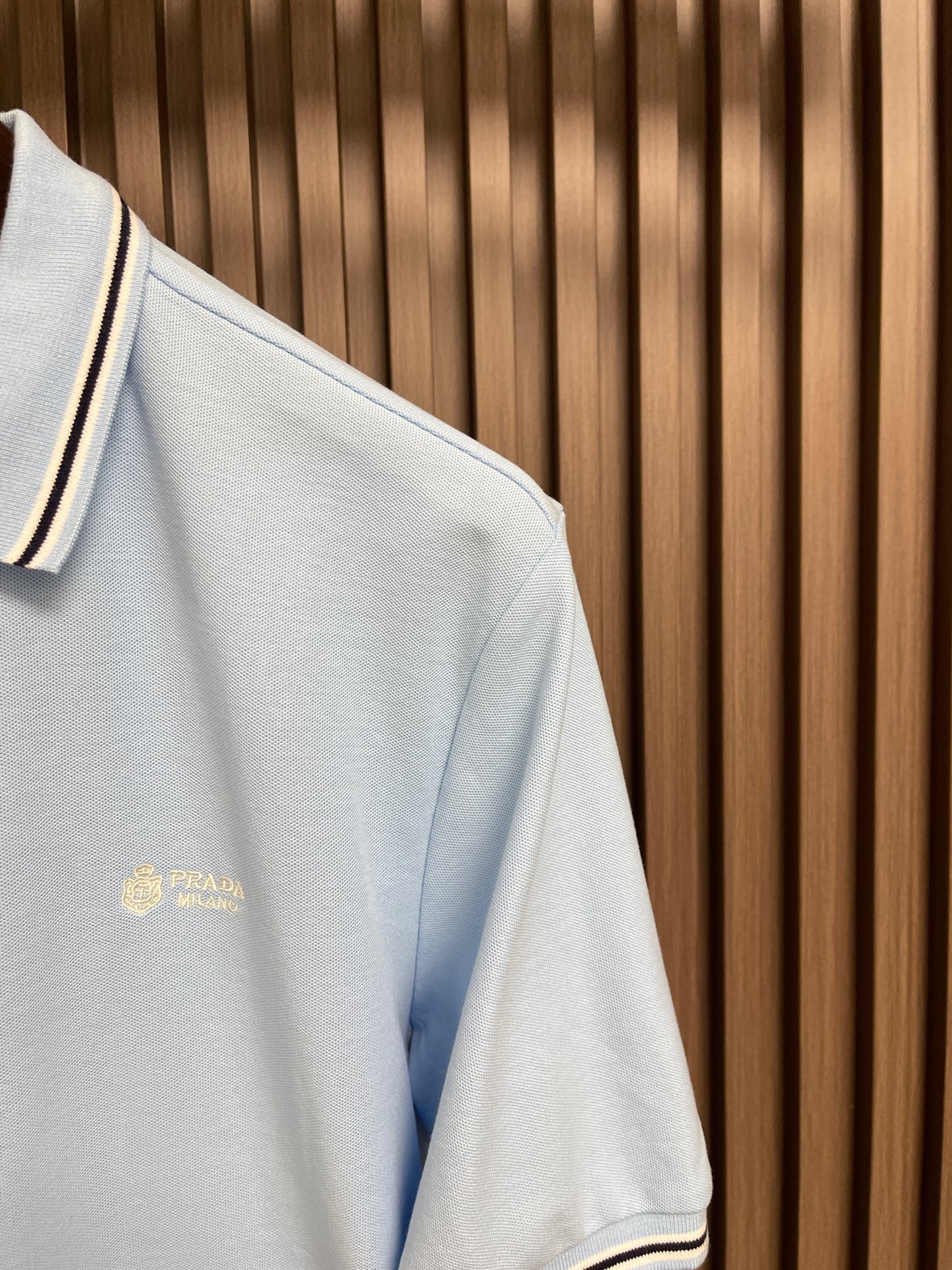 🛒🛒Prada 徽标刺绣抽绳Polo衫 定制粗颗纹路棉质帆布料 紧密细腻 高端精致 以糅合藏蓝与玄黑的低
