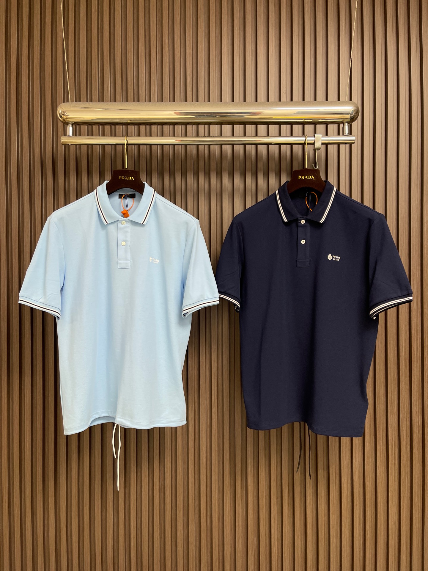 🛒🛒Prada 徽标刺绣抽绳Polo衫 定制粗颗纹路棉质帆布料 紧密细腻 高端精致 以糅合藏蓝与玄黑的低