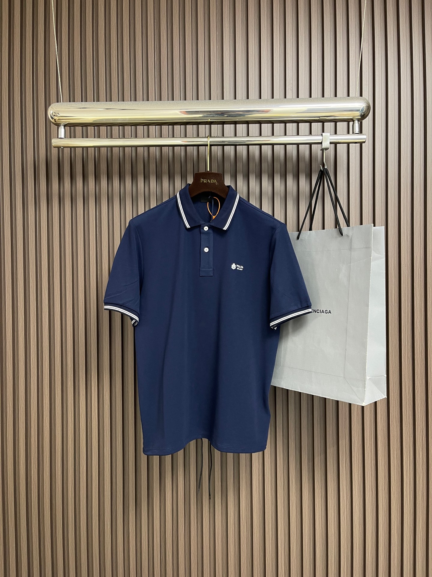 🛒🛒Prada 徽标刺绣抽绳Polo衫 定制粗颗纹路棉质帆布料 紧密细腻 高端精致 以糅合藏蓝与玄黑的低