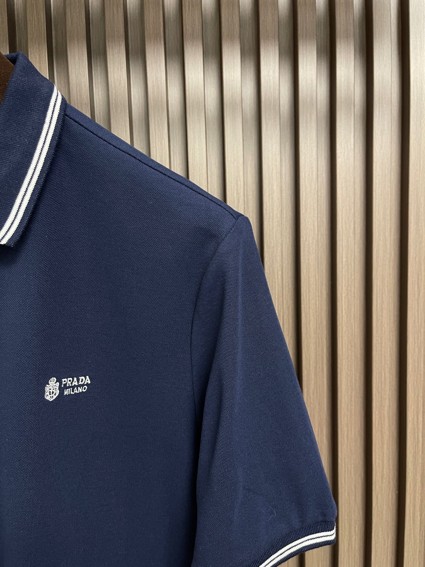 🛒🛒Prada 徽标刺绣抽绳Polo衫 定制粗颗纹路棉质帆布料 紧密细腻 高端精致 以糅合藏蓝与玄黑的低