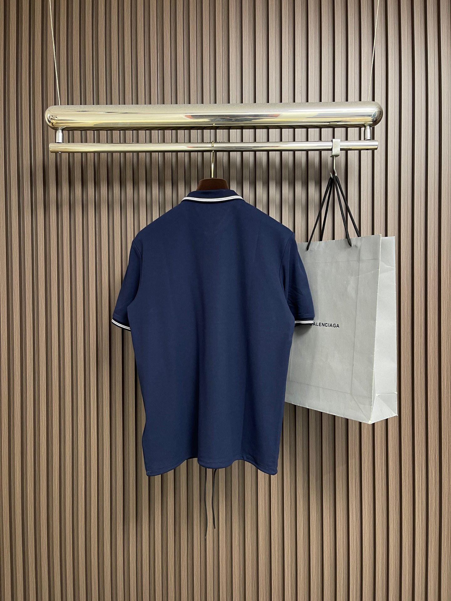 🛒🛒Prada 徽标刺绣抽绳Polo衫 定制粗颗纹路棉质帆布料 紧密细腻 高端精致 以糅合藏蓝与玄黑的低