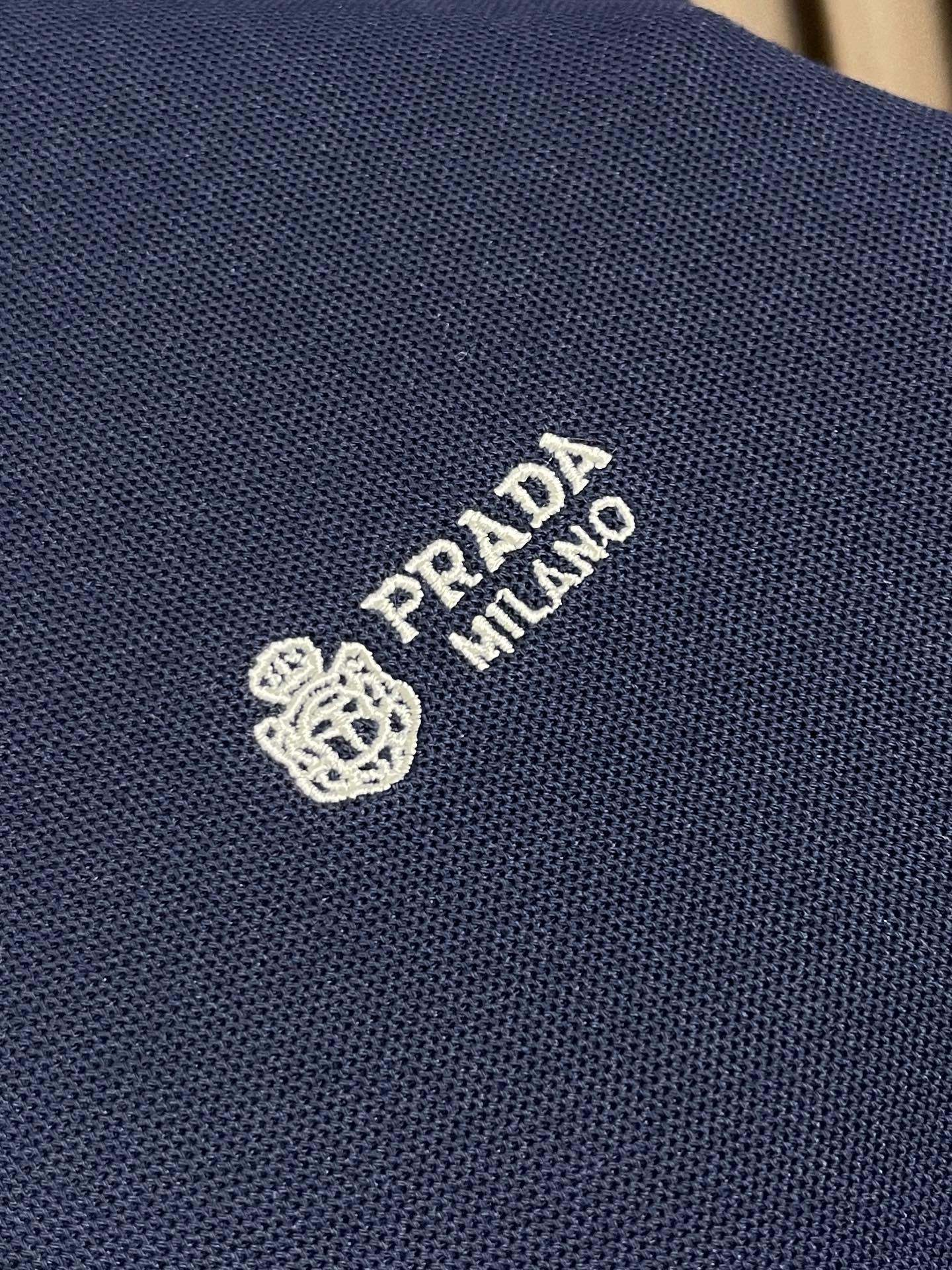 🛒🛒Prada 徽标刺绣抽绳Polo衫 定制粗颗纹路棉质帆布料 紧密细腻 高端精致 以糅合藏蓝与玄黑的低