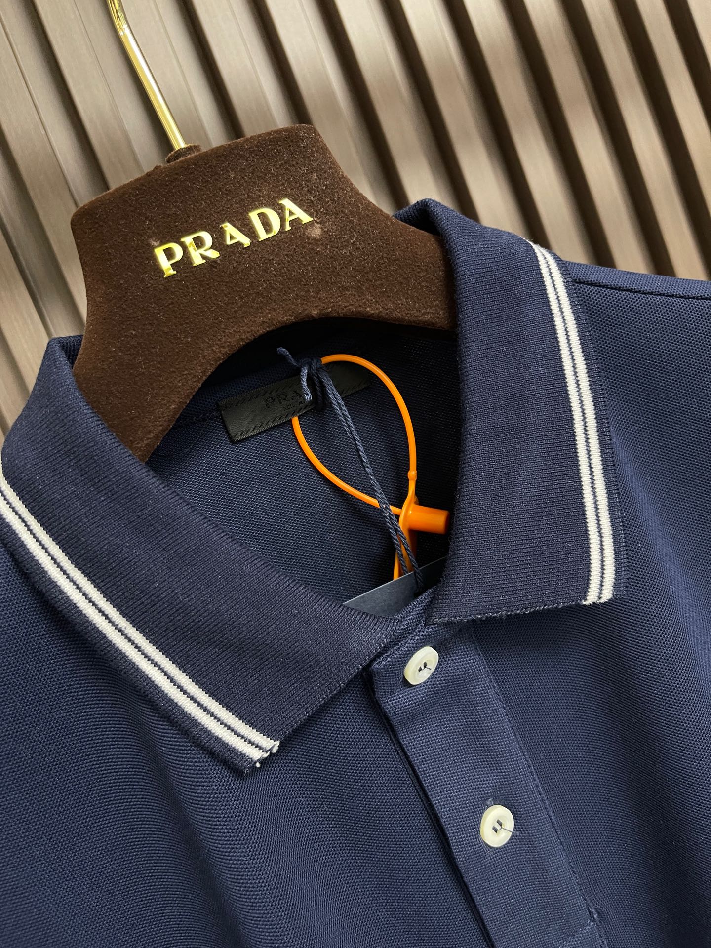 🛒🛒Prada 徽标刺绣抽绳Polo衫 定制粗颗纹路棉质帆布料 紧密细腻 高端精致 以糅合藏蓝与玄黑的低