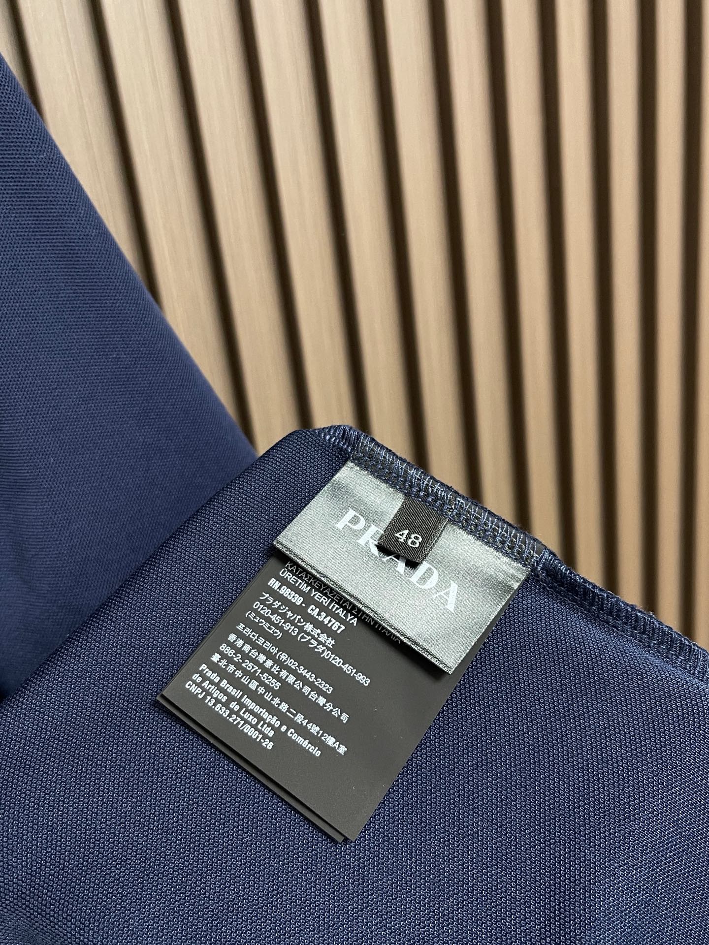 🛒🛒Prada 徽标刺绣抽绳Polo衫 定制粗颗纹路棉质帆布料 紧密细腻 高端精致 以糅合藏蓝与玄黑的低