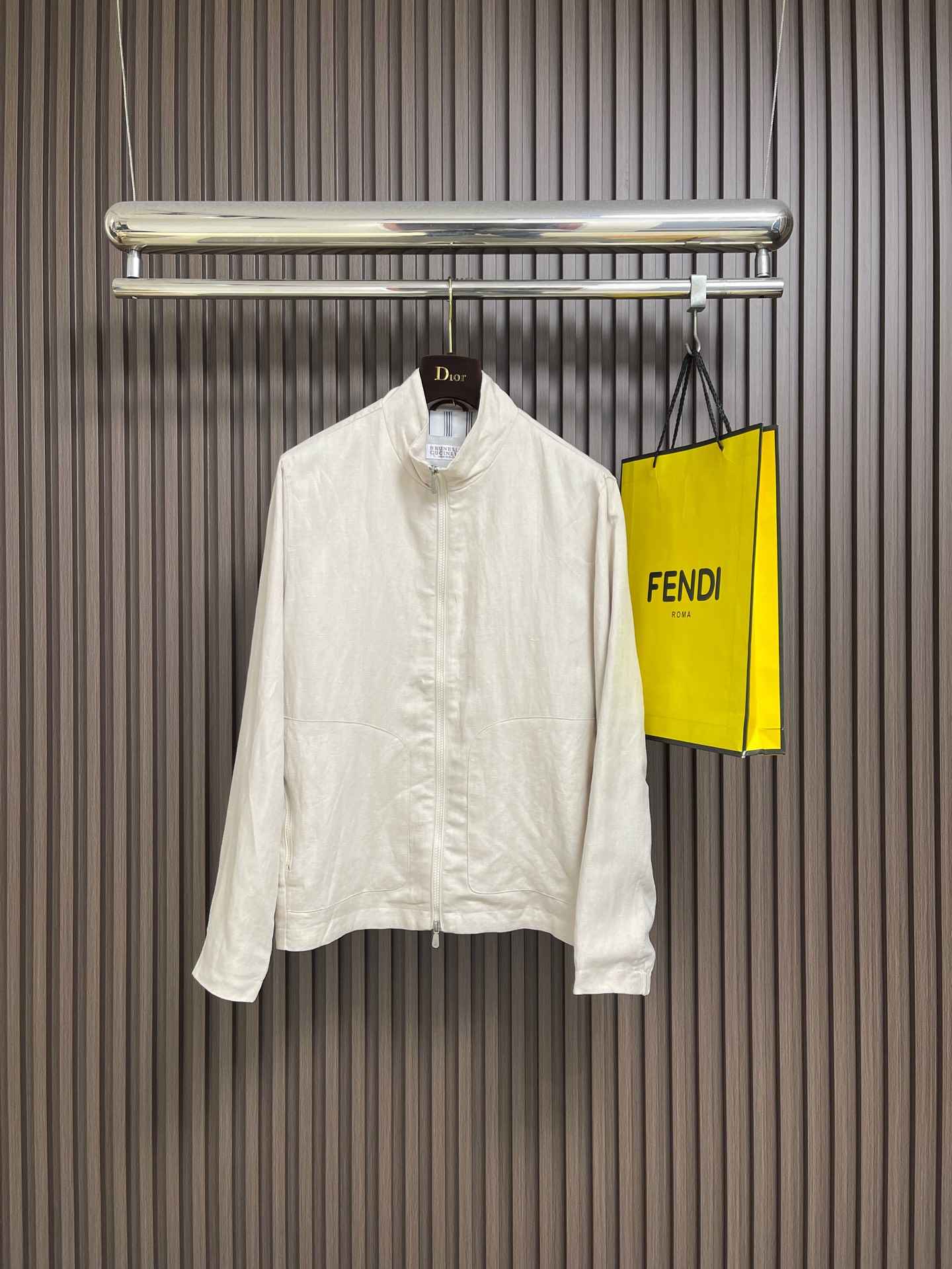 NO:756875,Brunello Cucinelli BC long-sleeved stand collar jacket, made of high-end stretch cotton fabric, soft and waxy to the touch!  Delicate texture, non-marking, dust-proof and iron-free, three-dimensional and stylish, top-notch dressing enjoyment. Create a unique sense of fashion, a combination of classic and fashionable fashion, and high-end luxury items with obvious performance!  The simple and classic sports style matches the high-tech custom-dyed fabric material developed by the brand. The fabric has a certain degree of stiffness, is silky, breathable, sweat-absorbent and very comfortable. Sizes M-3XL, brunello cucinelli, jackets & coats, jackets & coats,19860909BrunelloCucinelli布鲁内洛·库奇内利 BC 长袖立领夹克外套,臻选高端弹力纯棉面料,手感软糯！质感细腻,无痕防尘免烫立体有型,顶级的穿衣享受.打造别具一格的时尚韵味感,经典与时髦的时尚结合,搭配性能显而易见的高奢单品！简约经典的运动造型,感搭配品牌研发高科技订染面料材质 面料有一定的挺度 丝滑感透气吸汗同时非常舒适.尺码M-3XL,,brunello cucinelli,jackets & coats,jackets & coats,,Men's clothing