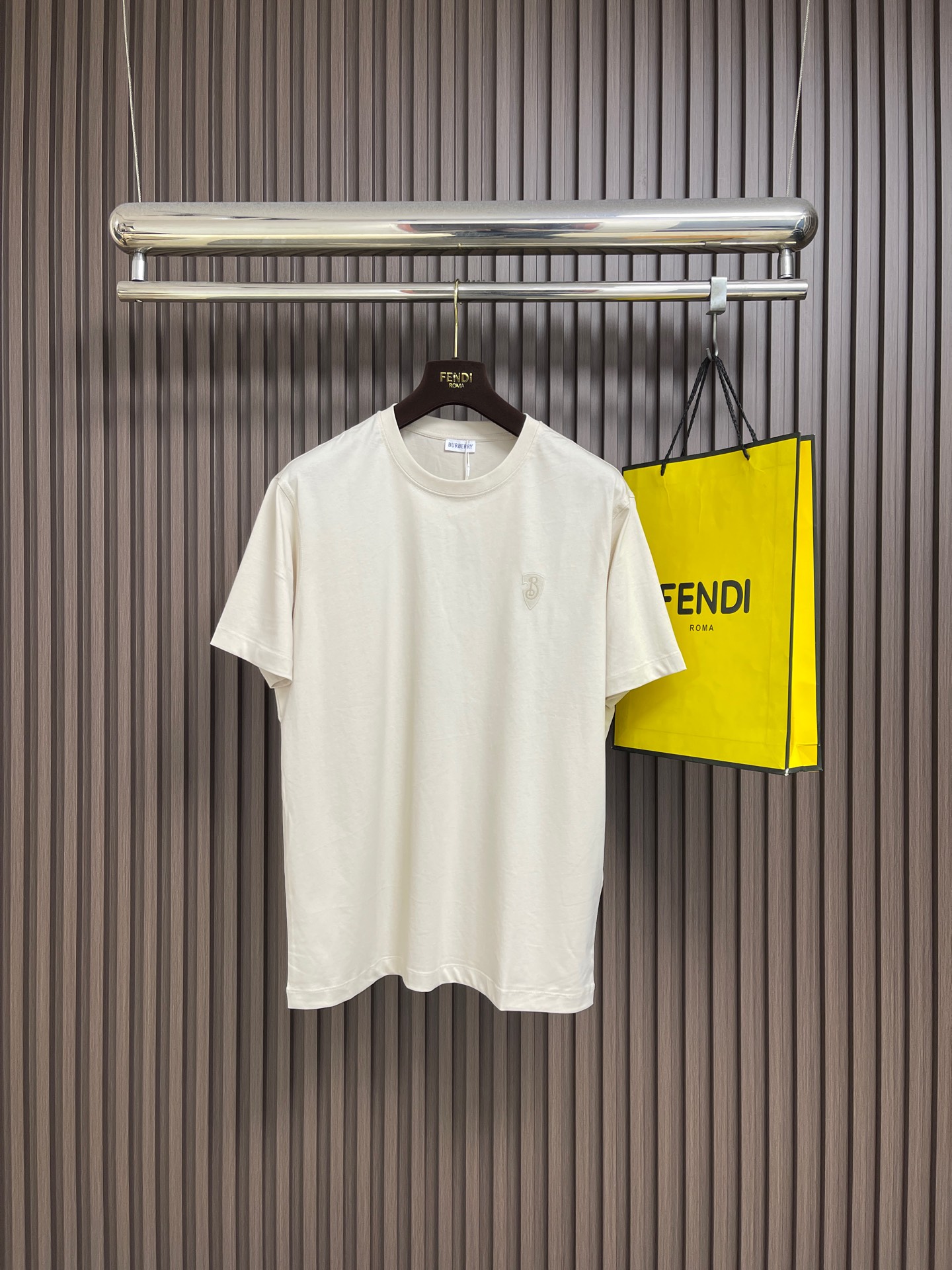 NO:756887,Burberry logo embroidered round neck short-sleeved T-shirt is crafted from pure cotton fabric. The fabric is comfortable and skin-friendly, breathable and sweat-absorbent. The chest is embellished with brand logo embroidery. The workmanship is fine and the upper body effect is incomparably handsome!  Can be matched with many types of clothing to create a fashionable look, customized accessories, complete with three standards, same style for men and women!  Size M-3XL,,burberry,T-shirt,tees,t-shirt,19860909Burberry 标识刺绣圆领短袖T恤,采用纯棉面料匠心制作,面料舒适亲肤,透气吸汗,胸口使用品牌标识刺绣点缀,做工精细,上身效果无敌帅气！能与多类型服饰搭配营造时尚造型,定制辅料,三标齐全,男女同款！尺码M-3XL,,burberry,T-shirt,tees，t-shirt,,Men's clothing