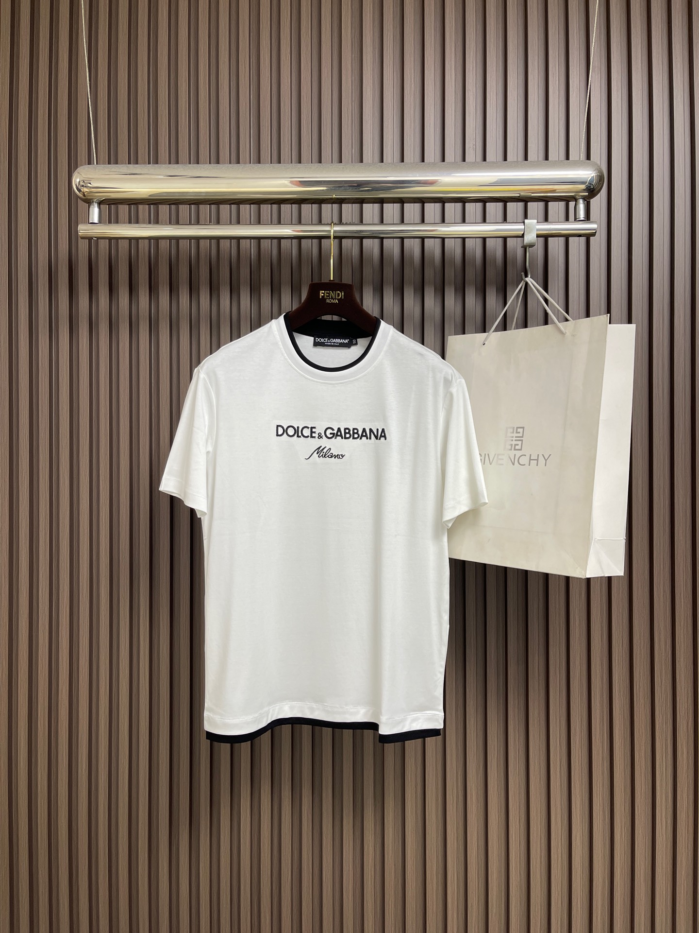 NO:745838,DG DOLCE GABBANA 2026 SS spring and summer short-sleeved T-shirt, customized pure cotton fabric, brand letter logo embroidery on the chest, the first choice for casual outings, whether paired with jeans and casual pants, it can show a unique personality. Sizes M-3XL,, Dolce&Gabbana, Dolce&Gabbana, jeans, T-shirt, tees, t-shirt,19860909DG DOLCE GABBANA 杜嘉班纳2026SS春夏短袖T恤,定制纯棉面料,胸前品牌字母logo刺绣,休闲出街首选款,无论是搭配牛仔裤休闲裤,都能展现出独特的个性.尺码M-3XL,,Dolce&Gabbana,Dolce&Gabbana,jeans,T-shirt,tees，t-shirt,,Men's clothing