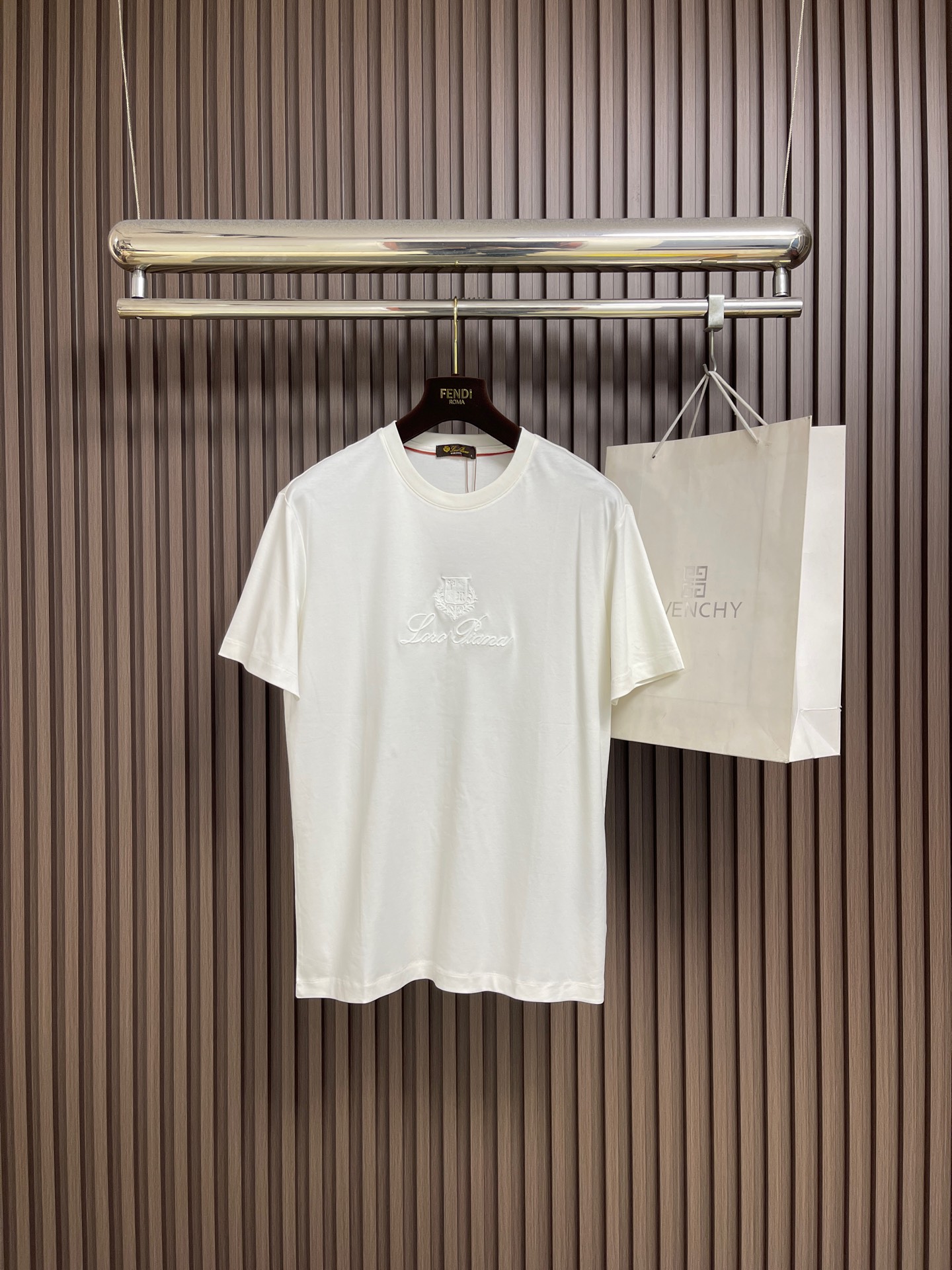 NO:745828,LP Loro Piana 2026ss new spring and summer short-sleeved T-shirt. Loro Piana's short-sleeved shirt is made of double-sided liquid ammonia cotton fabric. This fabric has a silky soft luster and feels smooth and delicate!  The double-veil weave structure has a good texture and is not easily deformed after long-term wear and washing, truly achieving the same high-end quality. The T-shirt is slightly wide and embellished with Loro Piana's logo embroidery, which not only highlights the brand's high simplicity and nobility, but is not too complicated, it is in line with the concept of simple summer wear. Sizes M-3XL, loro piana, loro piana, T-shirt, tees, t-shirt,19860909LP Loro Piana 2026ss春夏新品短袖T恤,Loro Piana这款短袖采用了双面液氨棉面料,这块面料具有丝绸般的柔软光泽感,手感爽滑细腻！双面纱织结构,骨感好 久穿久洗不易变形,真正做到与一样致的高端品质.T恤呈微阔型 搭配Loro Piana的logo刺绣为点缀,既彰显了品牌的高简约高贵,又不会过于繁杂,符合夏日简约穿搭的理念.尺码M-3XL,,loro piana,loro piana,T-shirt,tees，t-shirt,,Men's clothing