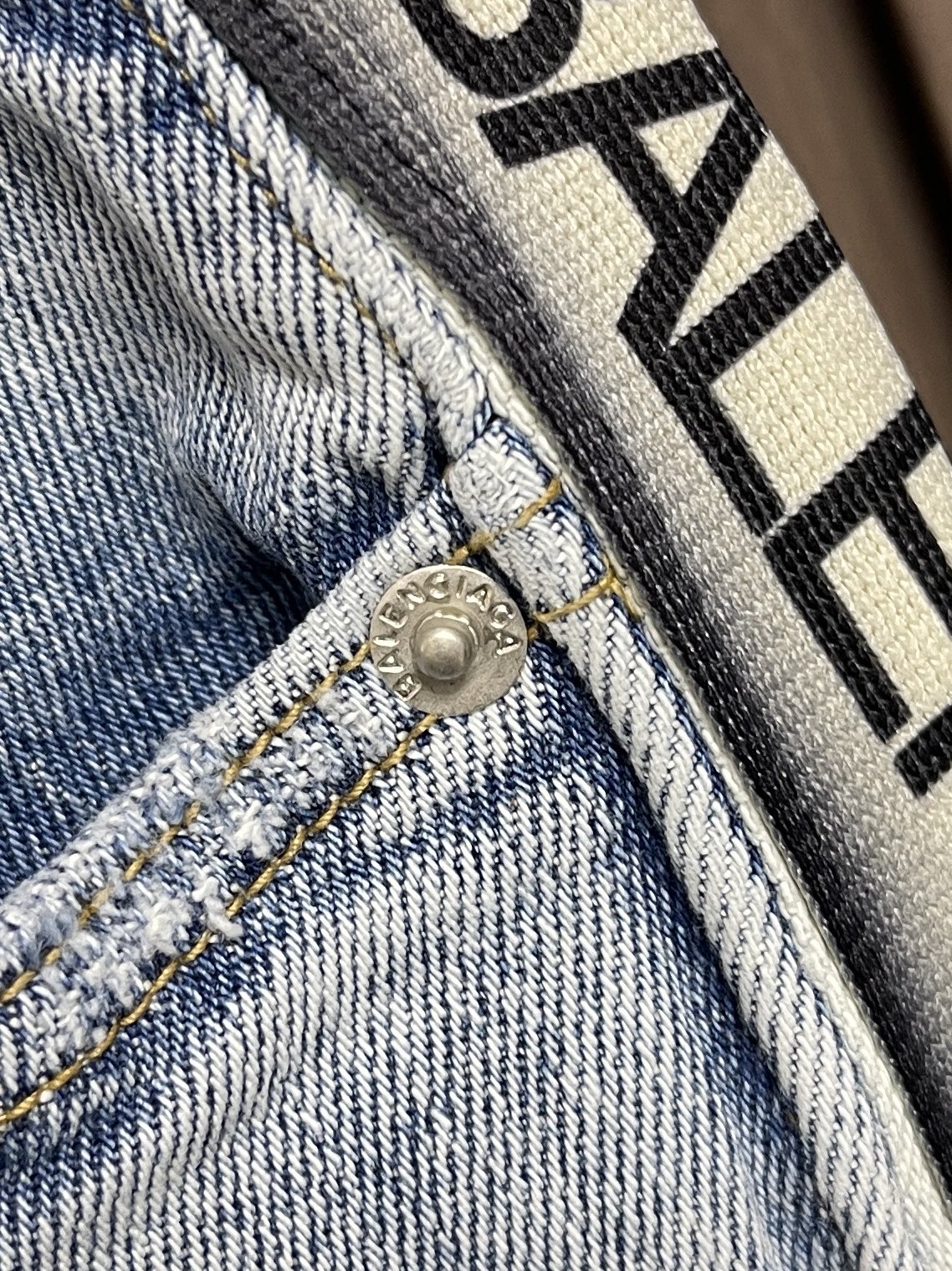🛒🛒Balenciaga 2026ss 侧边织带水洗牛仔裤，爆款神裤无疑．版型宽松．两侧定制织带．标识感