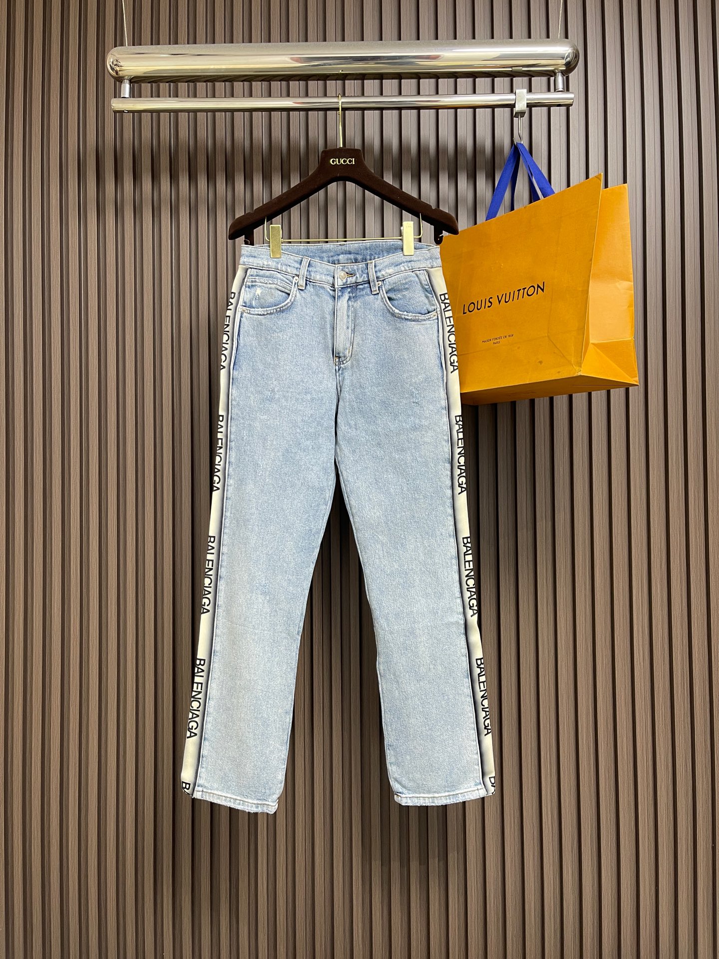 NO:745892,Balenciaga 2026ss side webbing washed jeans are undoubtedly a hot trend.  Loose version.  Customized webbing on both sides.  Full of sense of identity.  Elongate the leg lines. Baggy pants are suitable for all leg types. Sizes 30-36, no 35, balenciaga, jeans,19860909Balenciaga 2026ss 侧边织带水洗牛仔裤,爆款神裤无疑．版型宽松．两侧定制织带．标识感拉满．拉长腿部线条 baggy 裤型适合所有腿型.尺码30-36 无35,,balenciaga,jeans,,Men's clothing