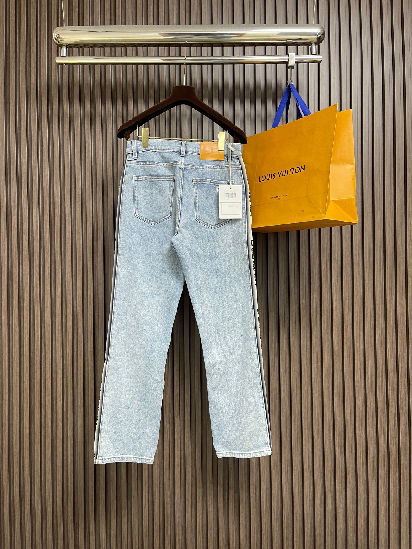 🛒🛒Balenciaga 2026ss 侧边织带水洗牛仔裤，爆款神裤无疑．版型宽松．两侧定制织带．标识感