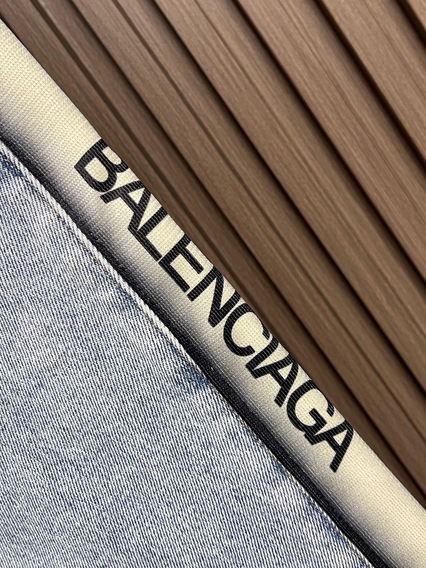 🛒🛒Balenciaga 2026ss 侧边织带水洗牛仔裤，爆款神裤无疑．版型宽松．两侧定制织带．标识感