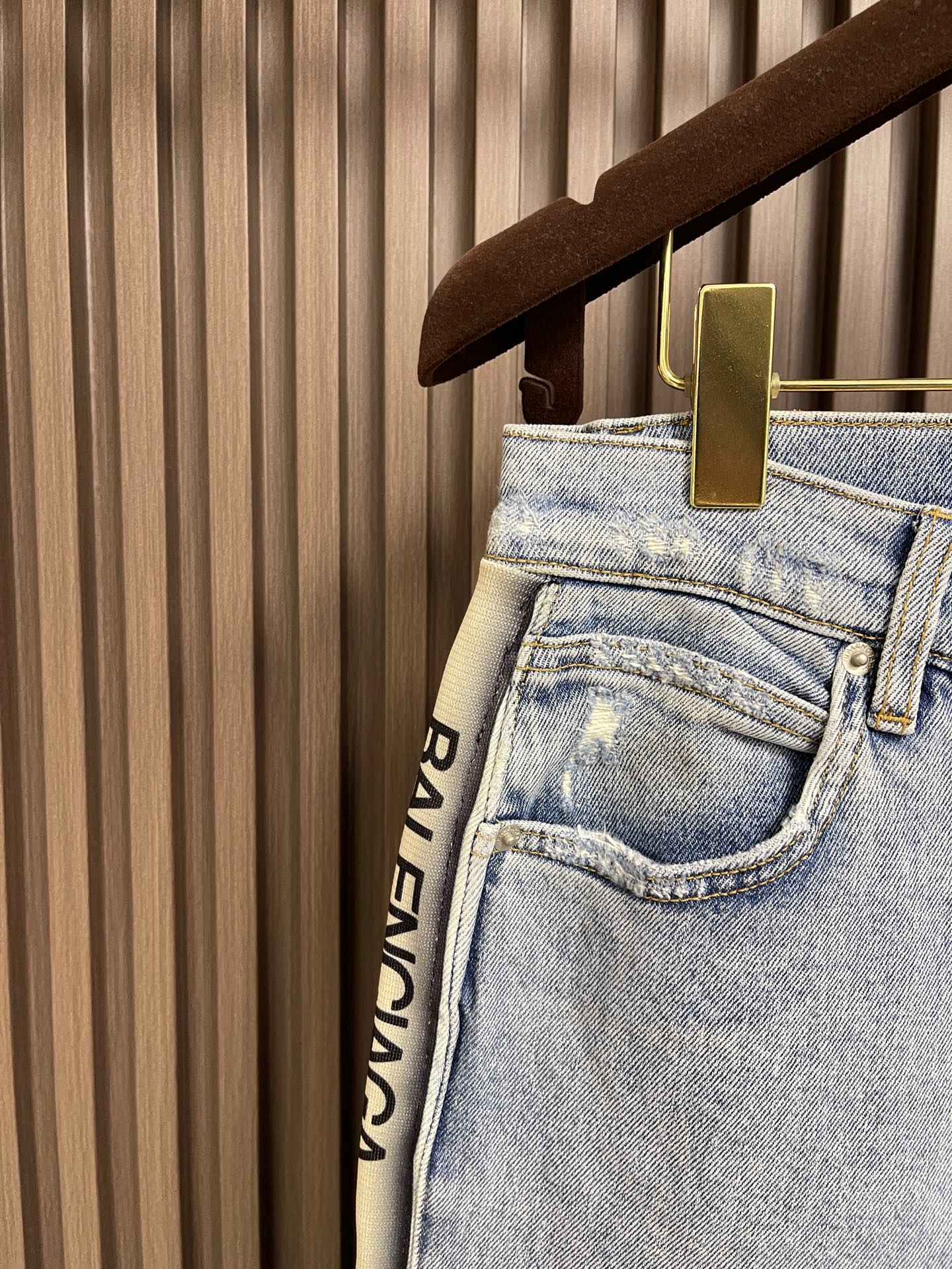🛒🛒Balenciaga 2026ss 侧边织带水洗牛仔裤，爆款神裤无疑．版型宽松．两侧定制织带．标识感