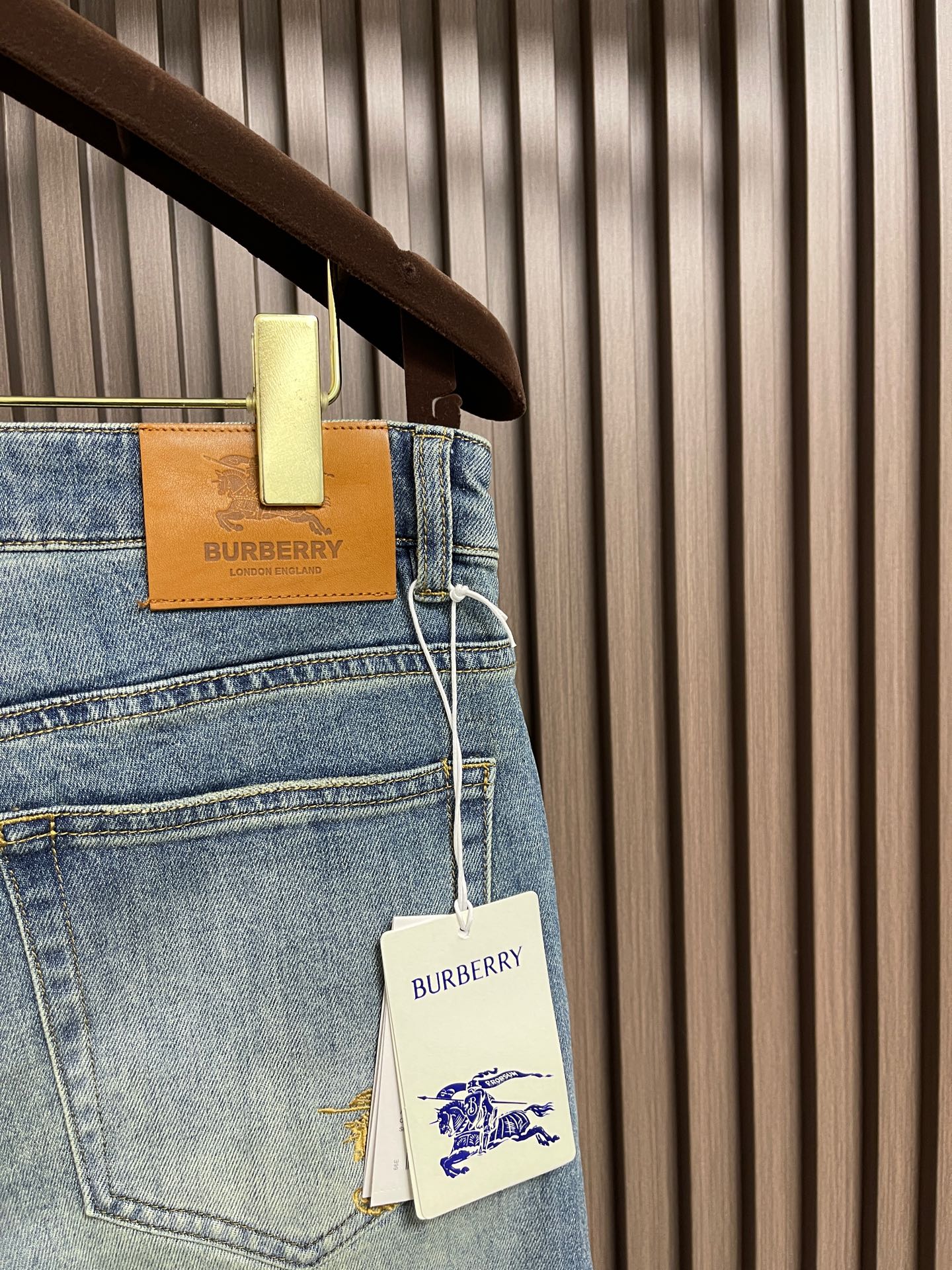 🛒🛒Burberry 战马徽标刺绣男士直筒牛仔裤，SS新款，日常休闲穿搭必备的单品之一，复古丹宁色，低调