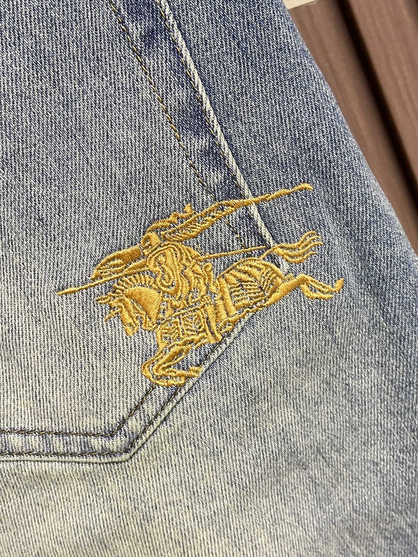 🛒🛒Burberry 战马徽标刺绣男士直筒牛仔裤，SS新款，日常休闲穿搭必备的单品之一，复古丹宁色，低调