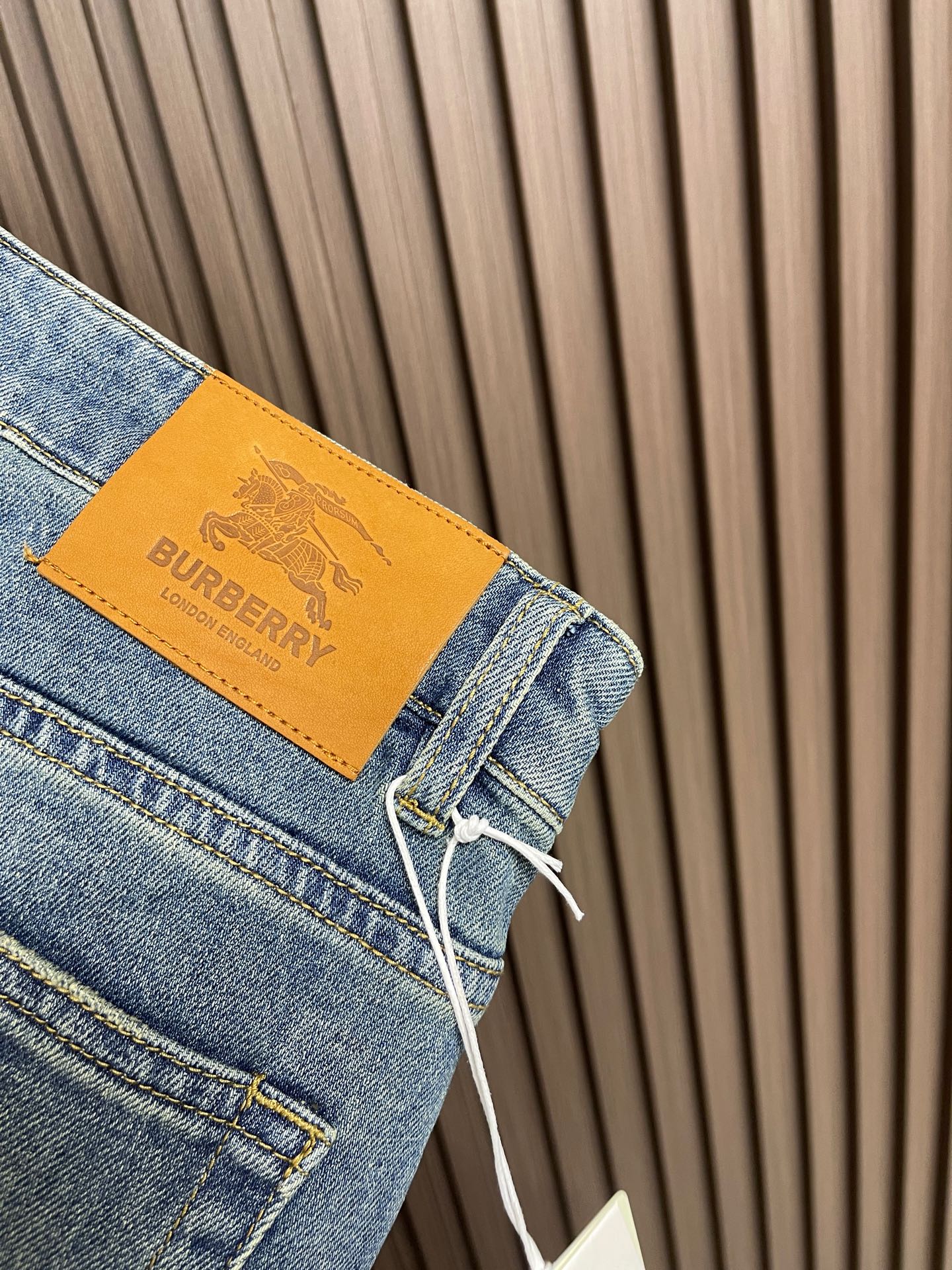 🛒🛒Burberry 战马徽标刺绣男士直筒牛仔裤，SS新款，日常休闲穿搭必备的单品之一，复古丹宁色，低调