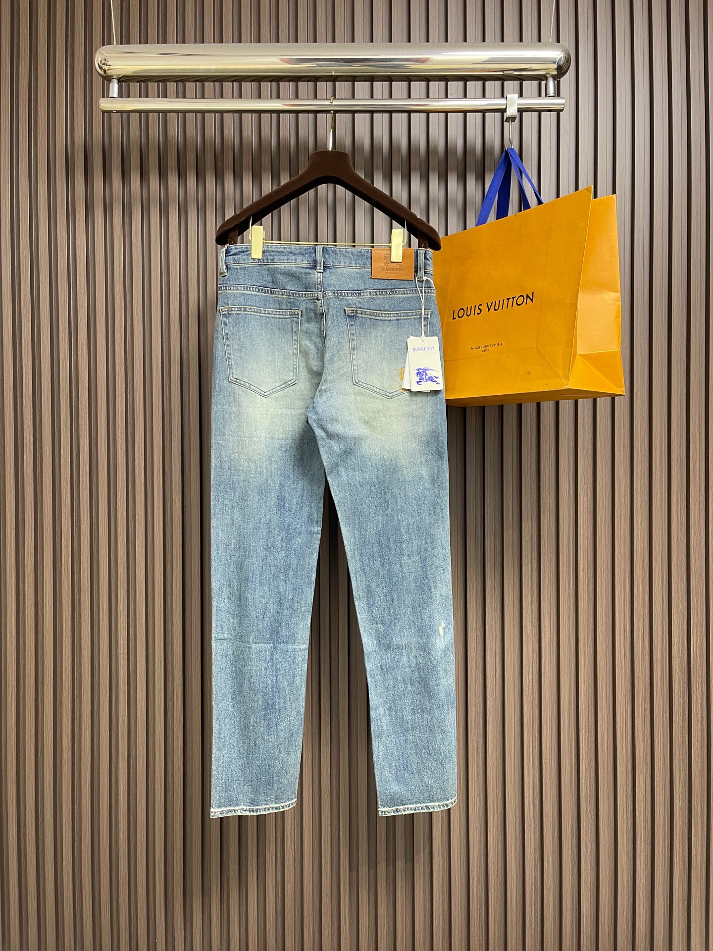 🛒🛒Burberry 战马徽标刺绣男士直筒牛仔裤，SS新款，日常休闲穿搭必备的单品之一，复古丹宁色，低调