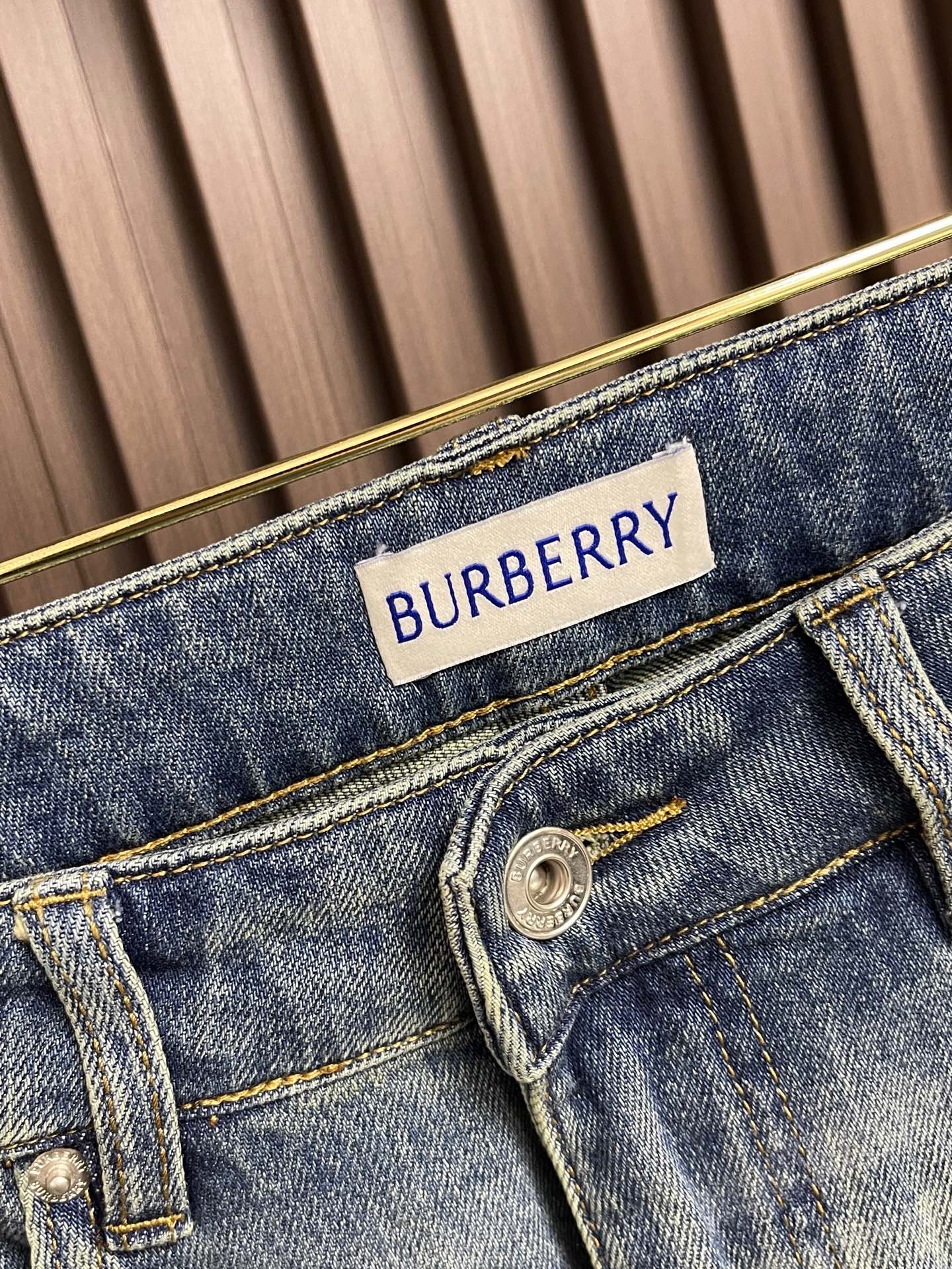 🛒🛒Burberry 战马徽标刺绣男士直筒牛仔裤，SS新款，日常休闲穿搭必备的单品之一，复古丹宁色，低调