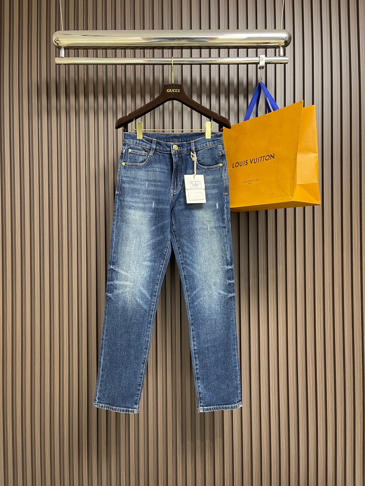 NO:745887,Versace 2026SS early spring new style washed jeans, original customized replica, back pocket, logo printing, original quality, imported denim fabric, heavy washing, fine workmanship and routing, excellent upper body. Size 30-38, no 35 37,,versace,jeans,19860909Versace 2026SS早春新款水洗牛仔裤 原版定制复刻 后袋 标识印花,原单品质 进口牛仔面料重工洗水 做工走线精细 上身绝佳.尺码30-38 无35 37,,versace,jeans,,Men's clothing