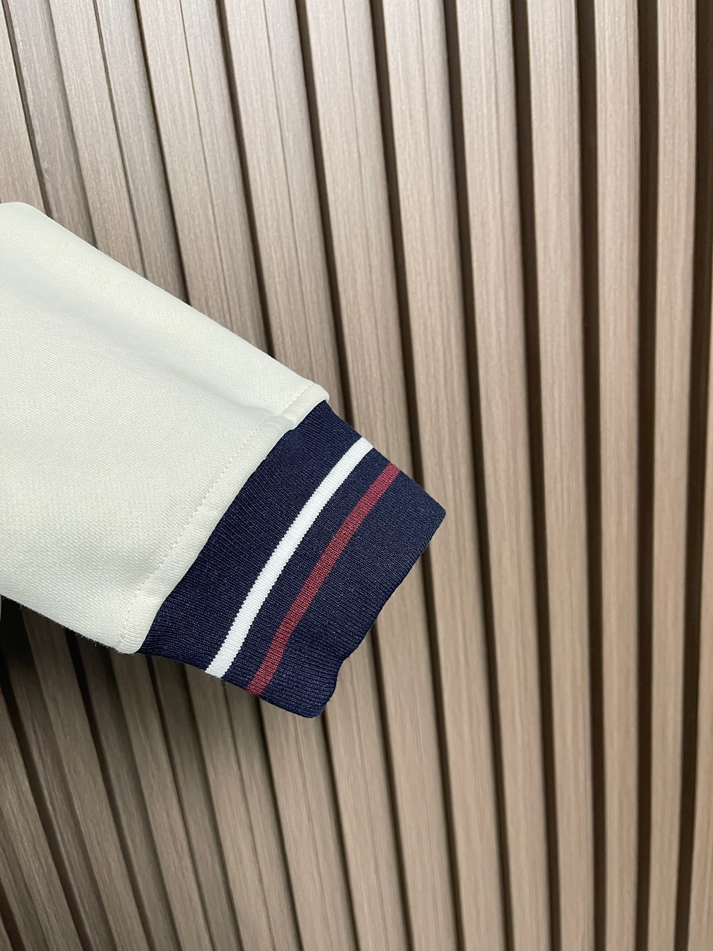 🛒🛒Prada 学院拉链连帽外套，采用32支单纱面＋16支纱底的卫衣面料结构，克重为320gm2；搭配的