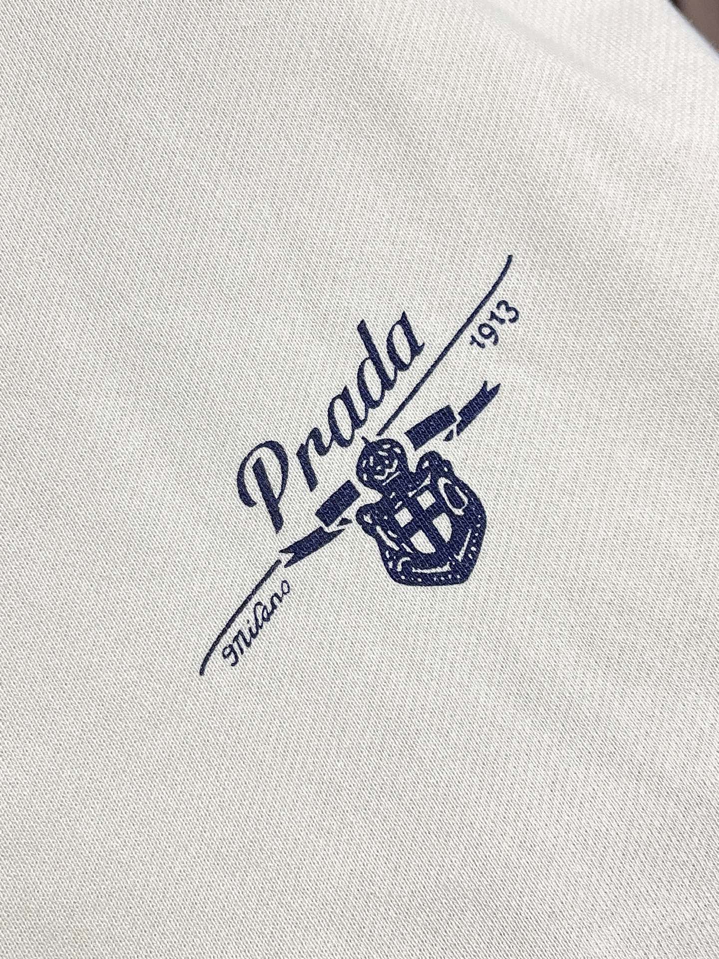🛒🛒Prada 学院拉链连帽外套，采用32支单纱面＋16支纱底的卫衣面料结构，克重为320gm2；搭配的