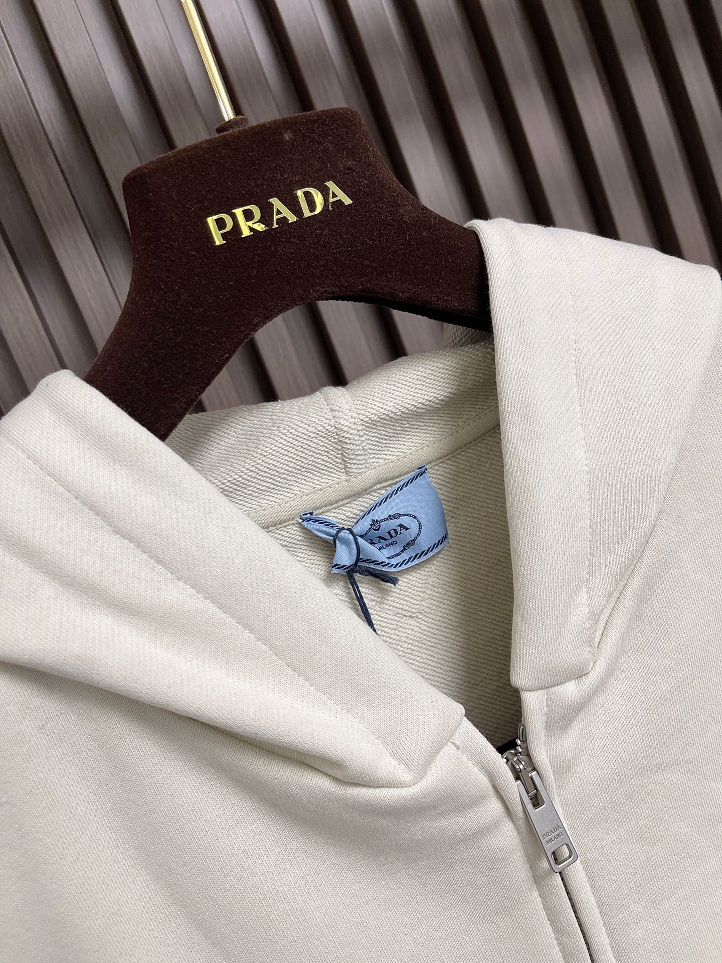 🛒🛒Prada 学院拉链连帽外套，采用32支单纱面＋16支纱底的卫衣面料结构，克重为320gm2；搭配的