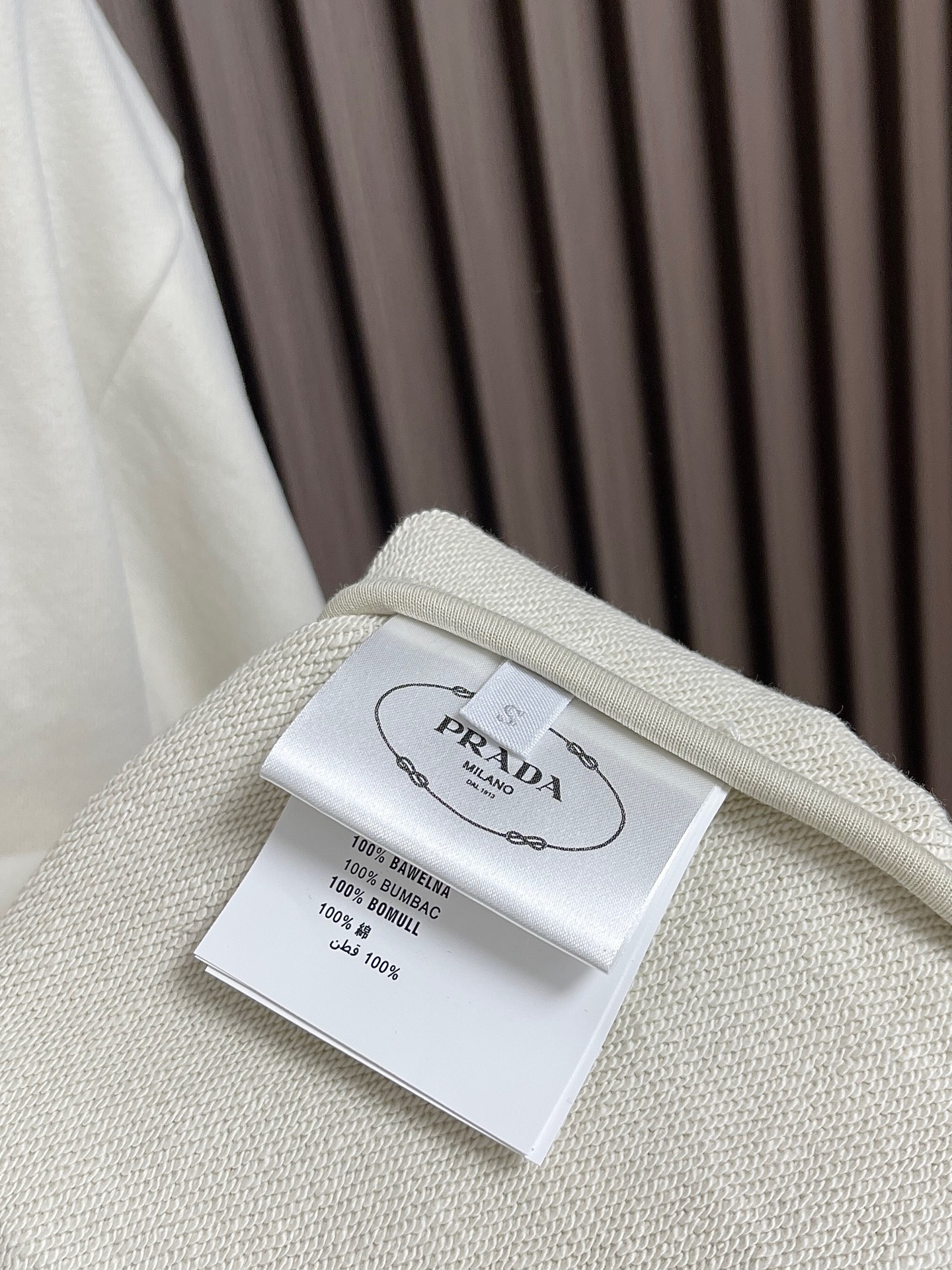 🛒🛒Prada 学院拉链连帽外套，采用32支单纱面＋16支纱底的卫衣面料结构，克重为320gm2；搭配的