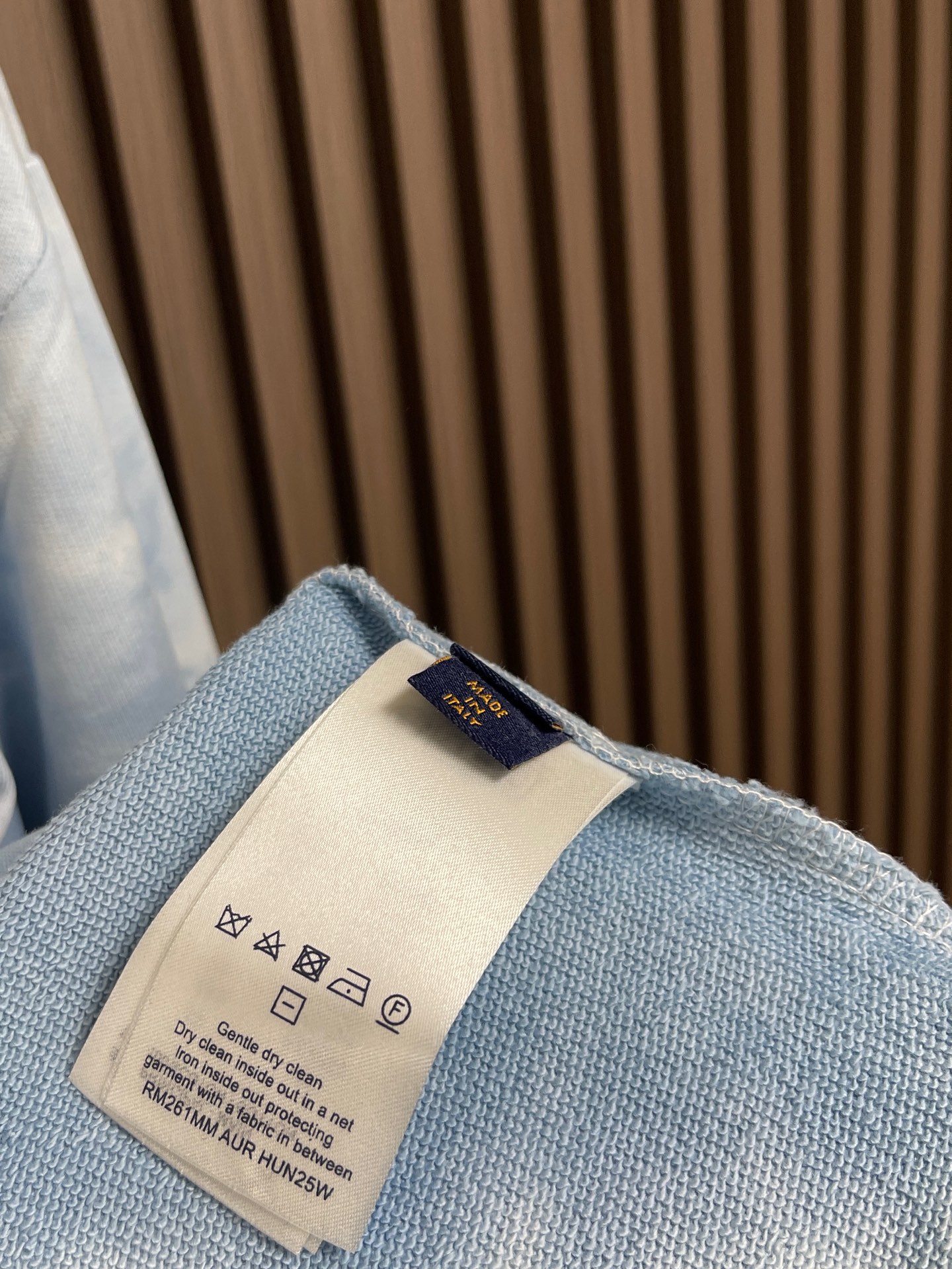 🛒🛒LV 云朵扎染圆领卫衣，采用起绒处理棉质鱼鳞底面料，正面光洁，内里形成丰盈绒毛，配合独特的鱼鳞针织结